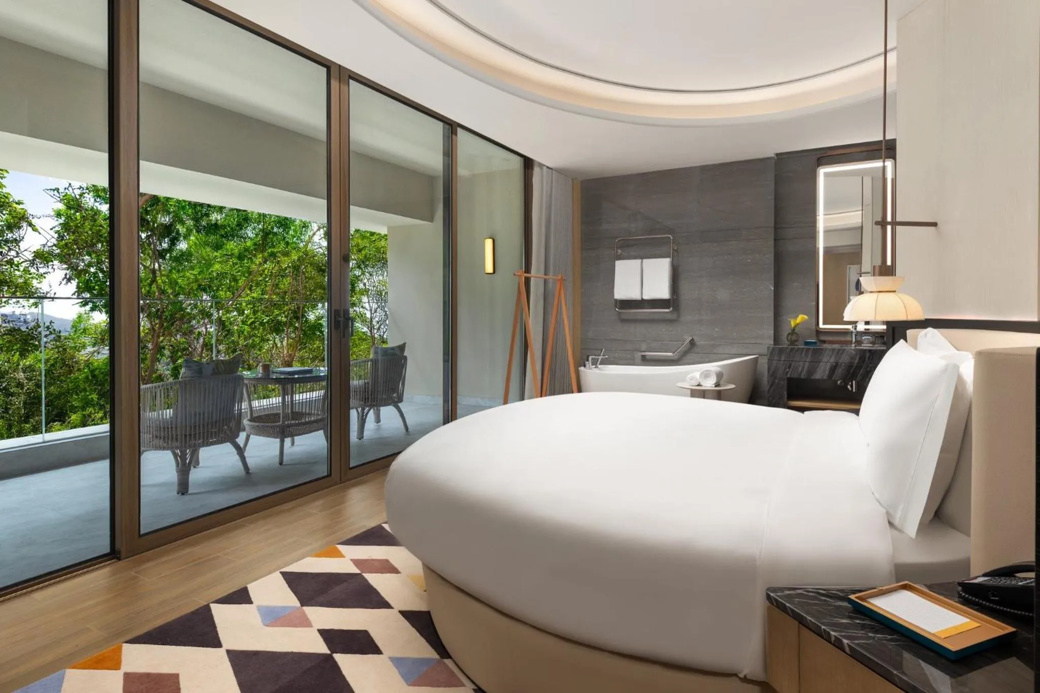 Photo of the whole room, Bed in voco Sanya Dadonghai by IHG