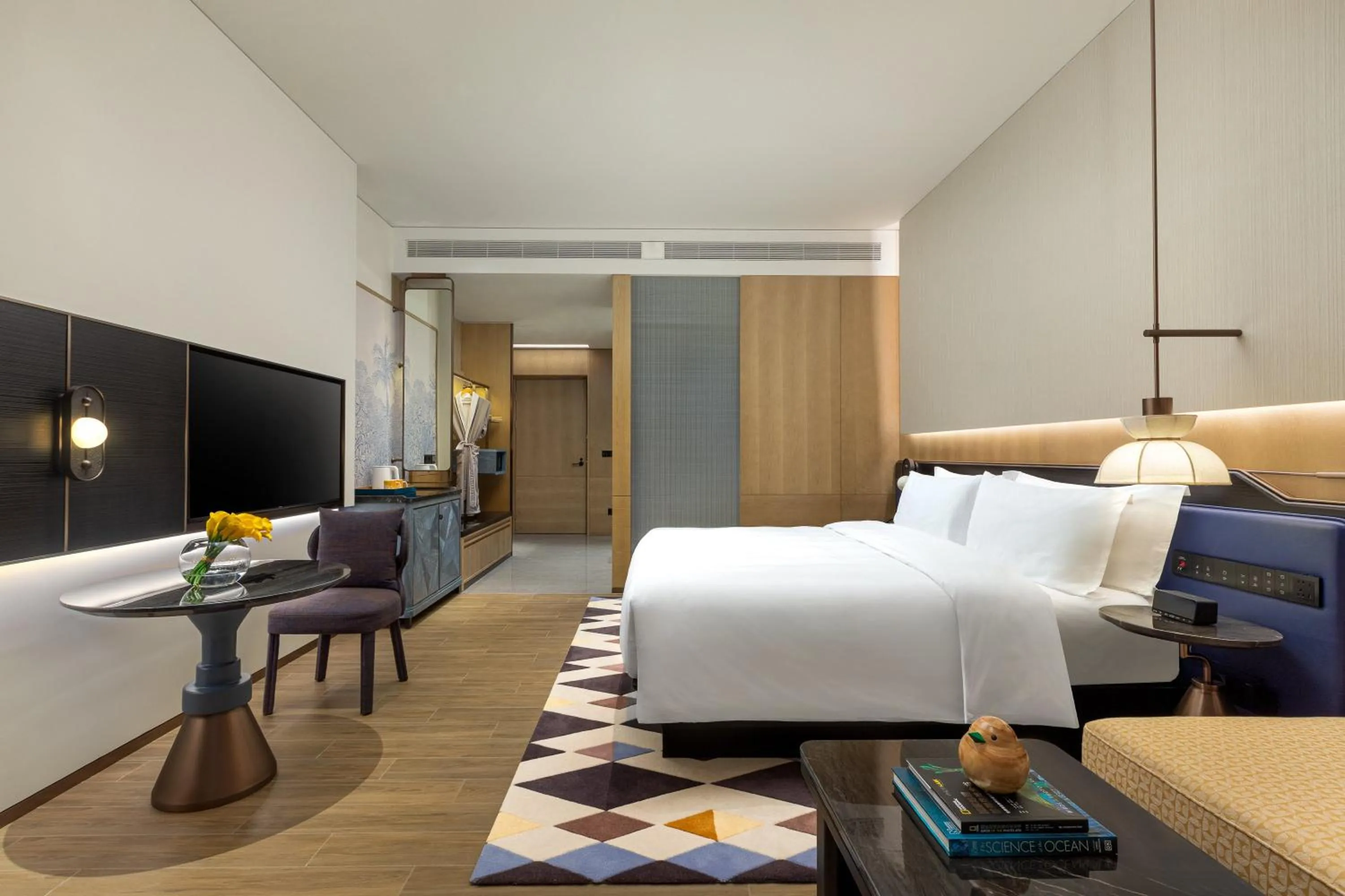 Photo of the whole room, Bed in voco Sanya Dadonghai by IHG