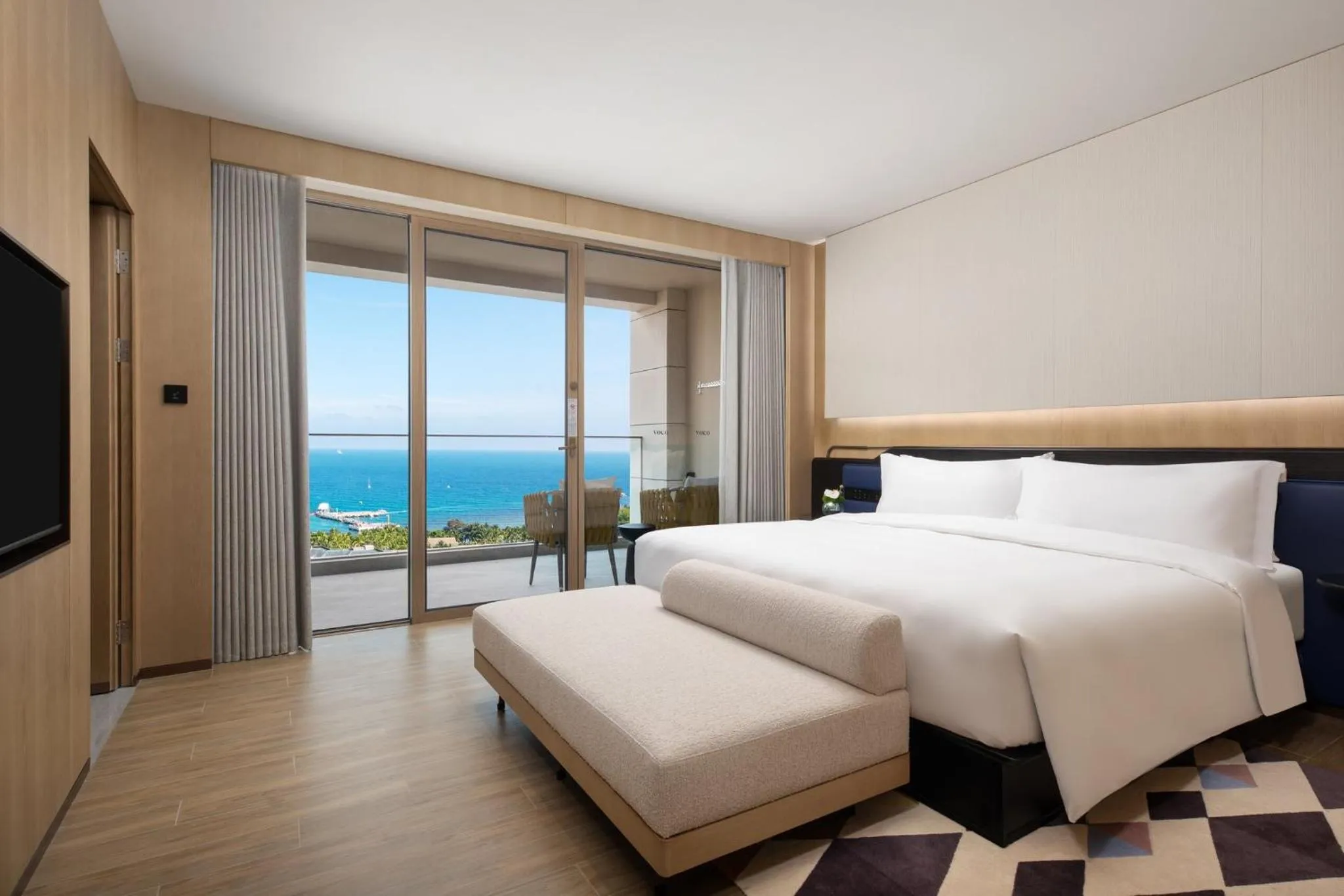 Photo of the whole room, Bed in voco Sanya Dadonghai by IHG