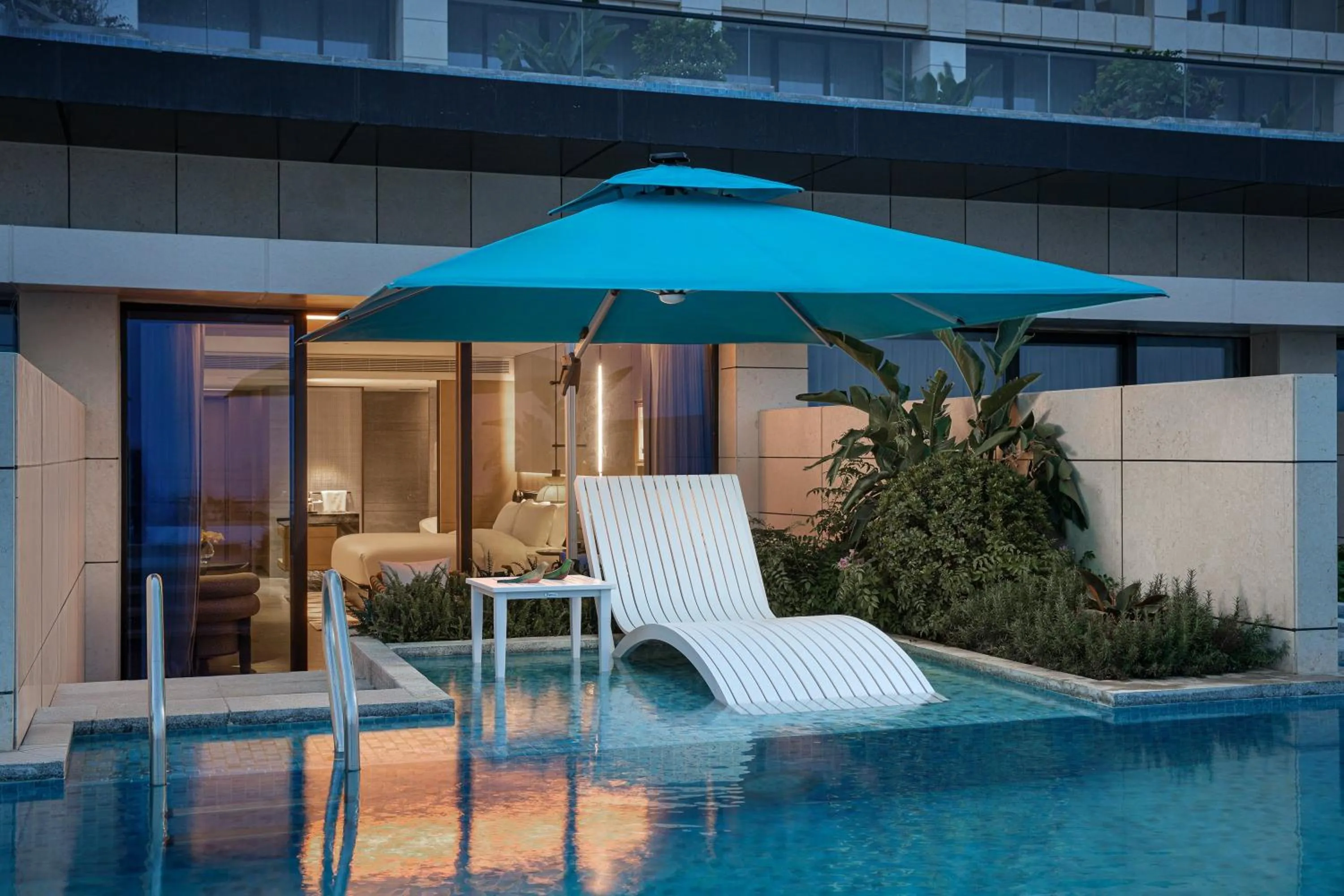 Photo of the whole room in voco Sanya Dadonghai by IHG