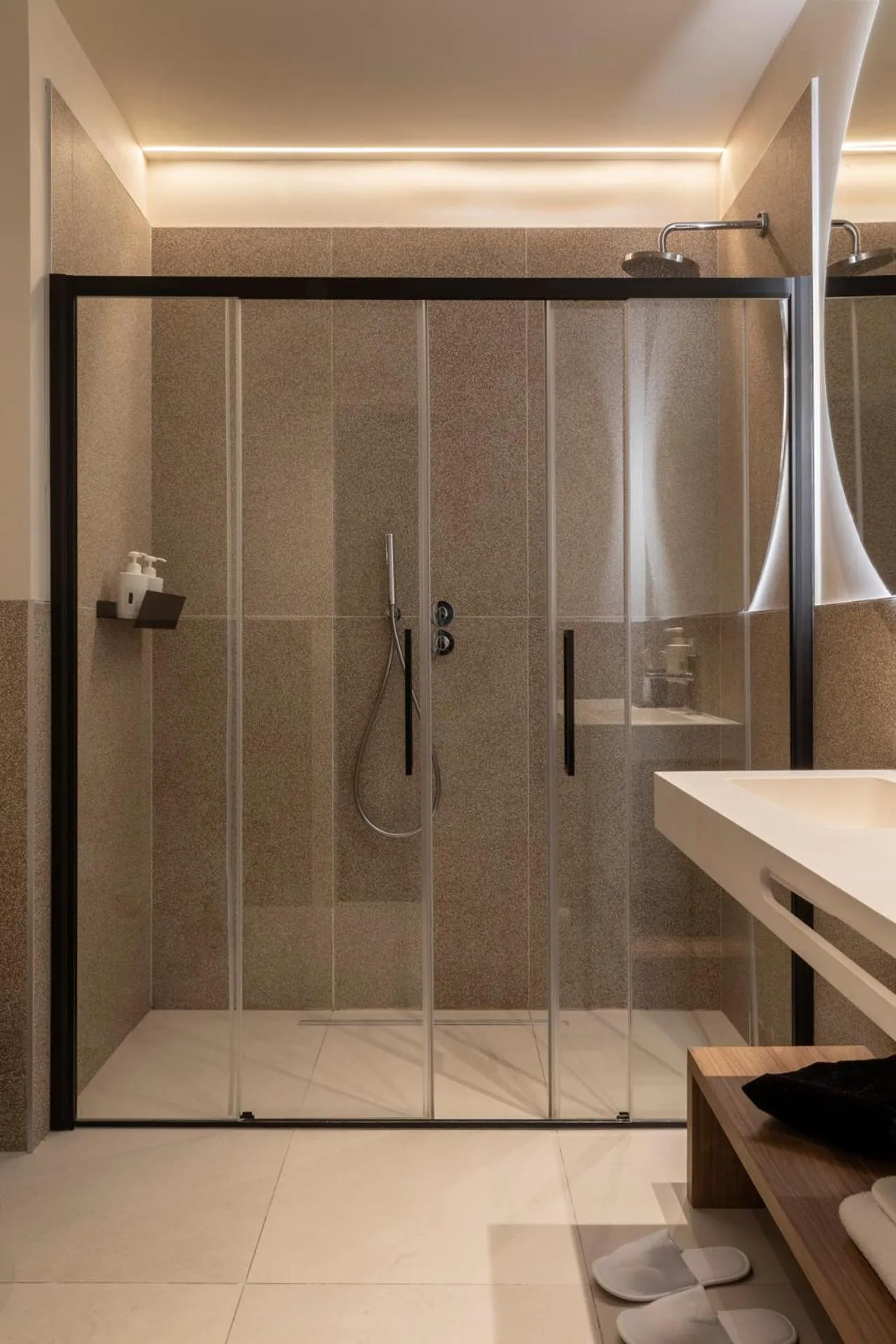 Shower in Palazzo Buenos Aires