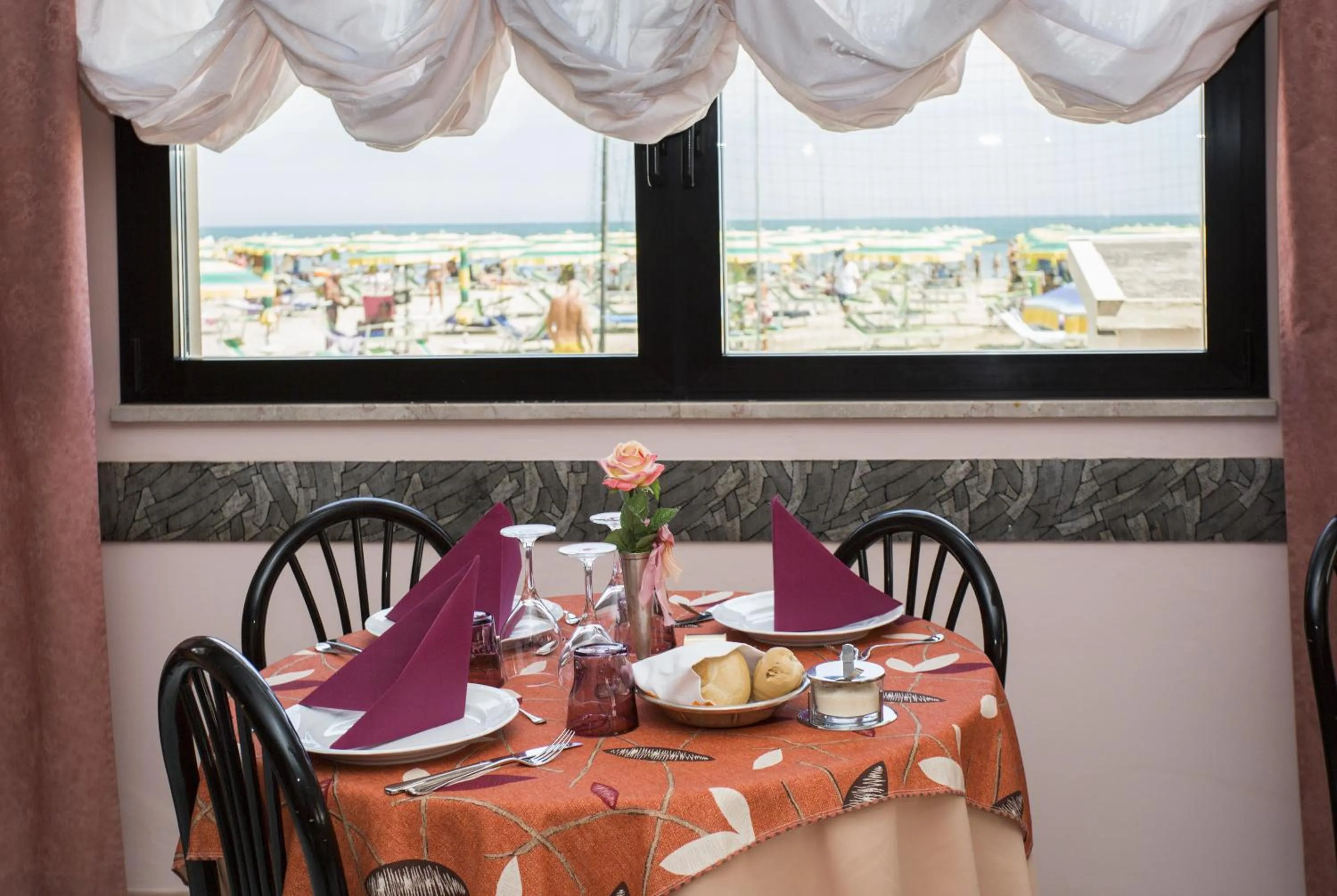 Restaurant/places to eat in Hotel Eden