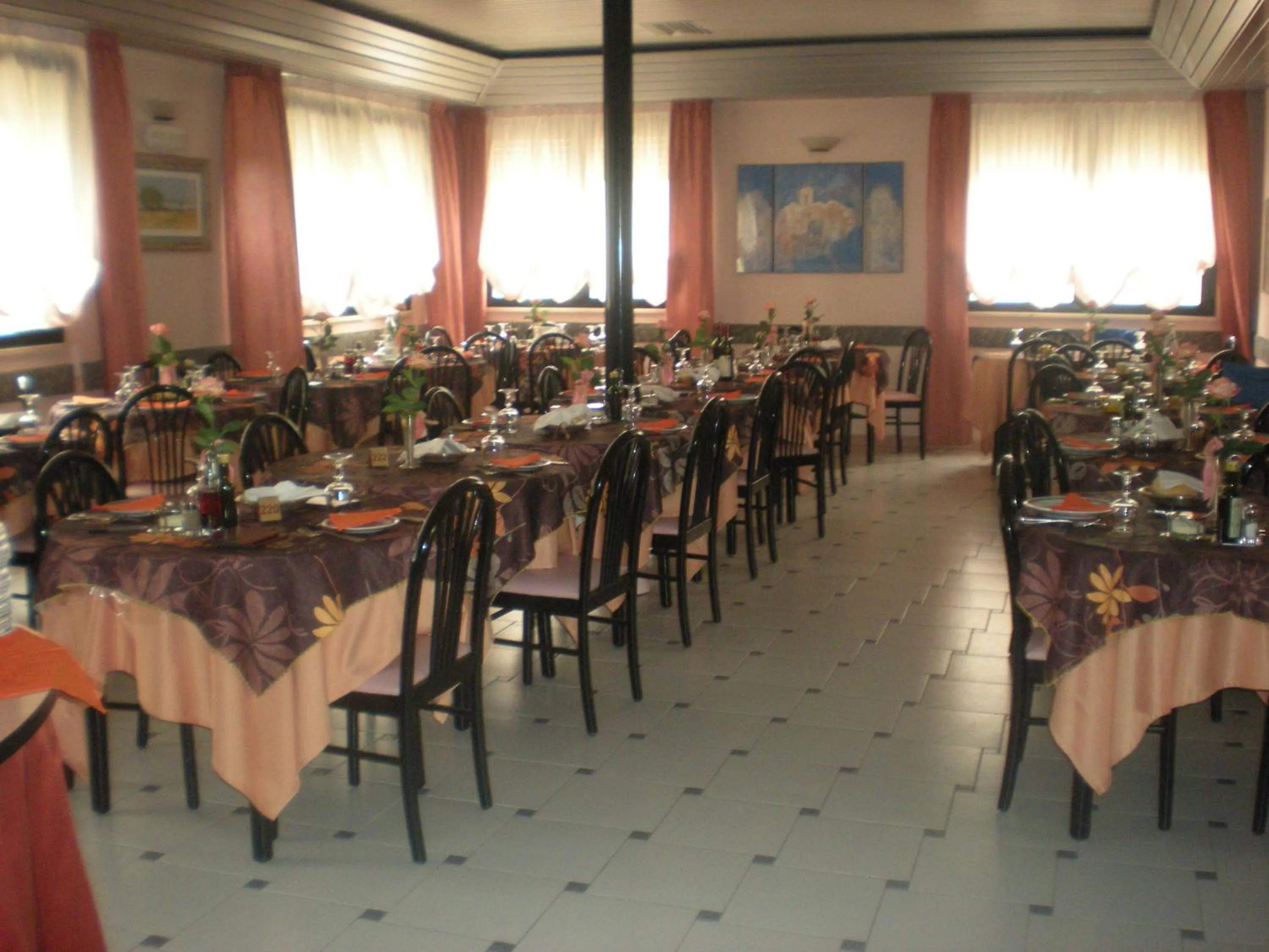 Restaurant/places to eat in Hotel Eden