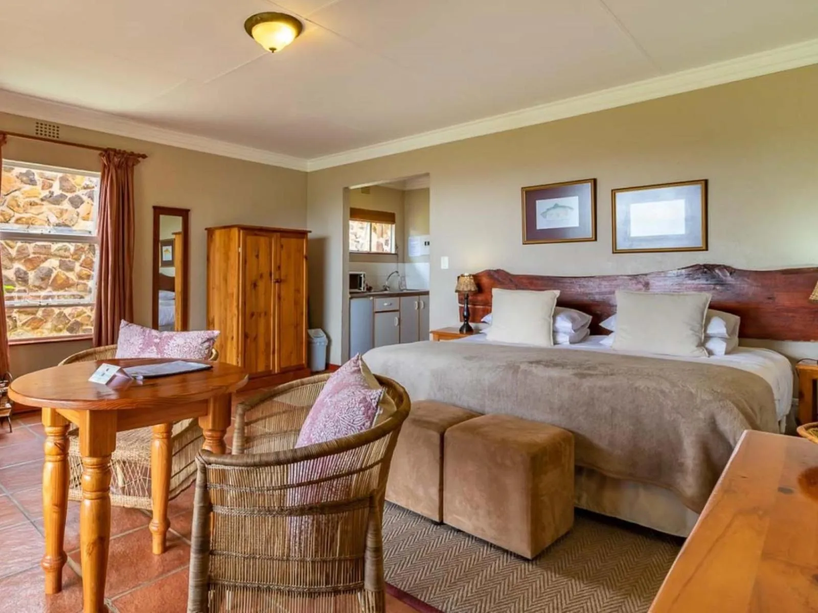 Photo of the whole room, Bed in Misty Mountain