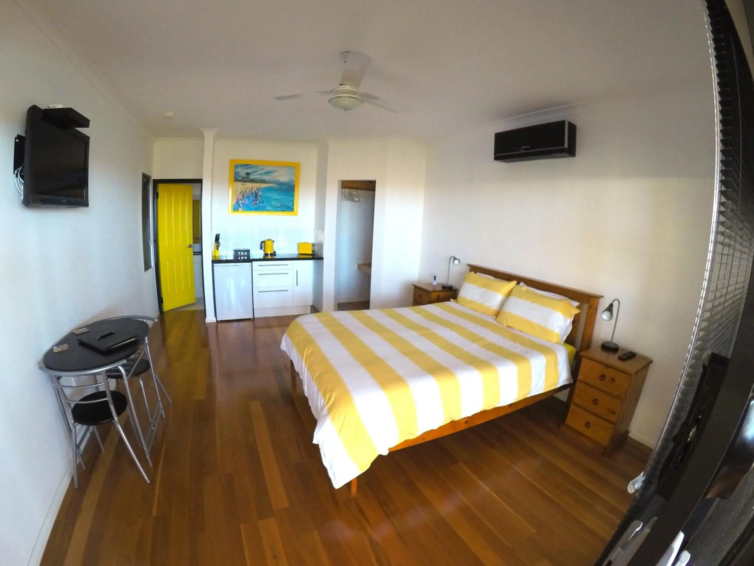 Deluxe Double Room with Sea View in On the Deck @ Shark Bay Deluxe Double Room with Sea View in On the Deck @ Shark Bay