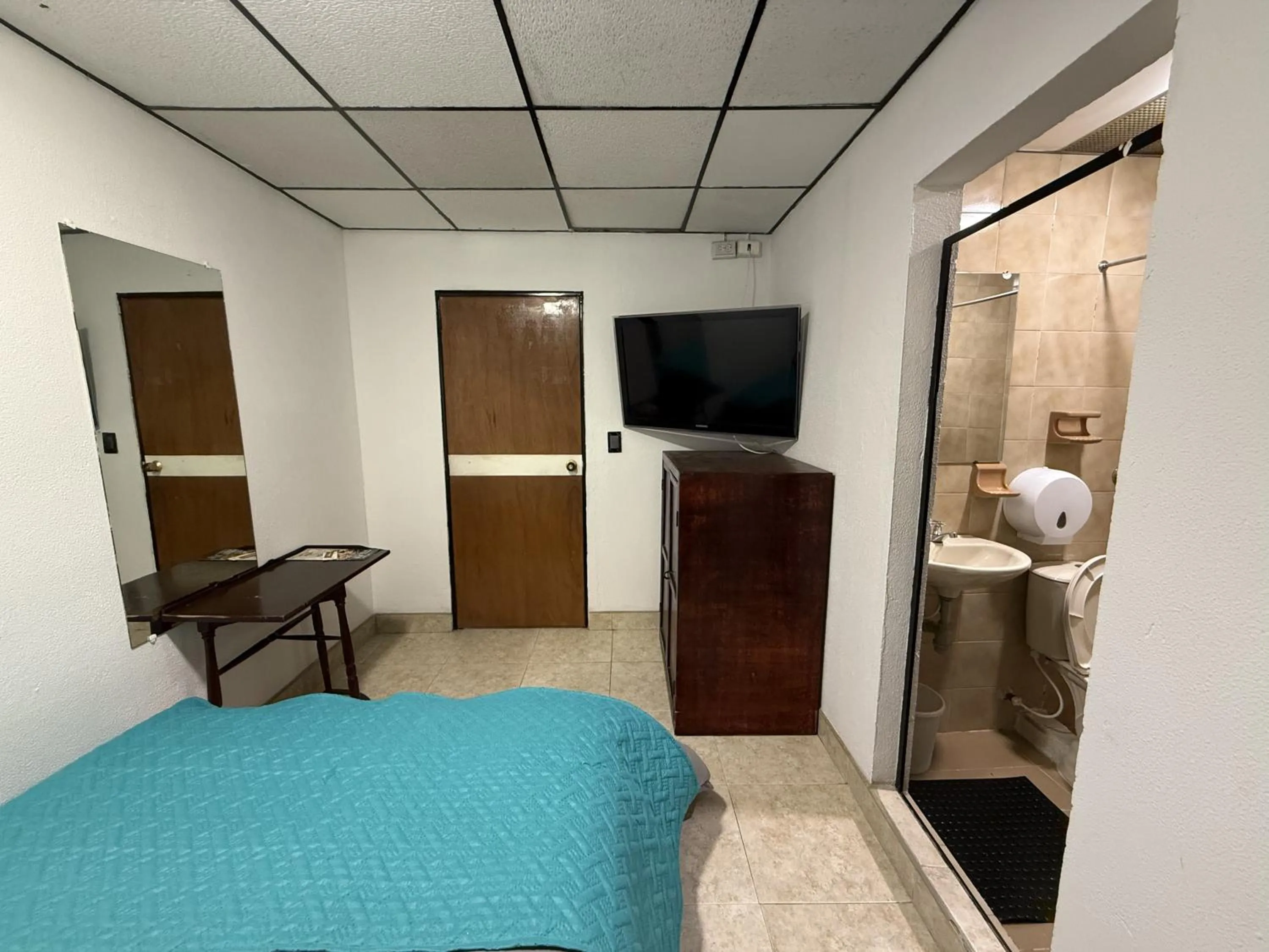 TV and multimedia, Bed in Hotel Suite Centro Bogotá