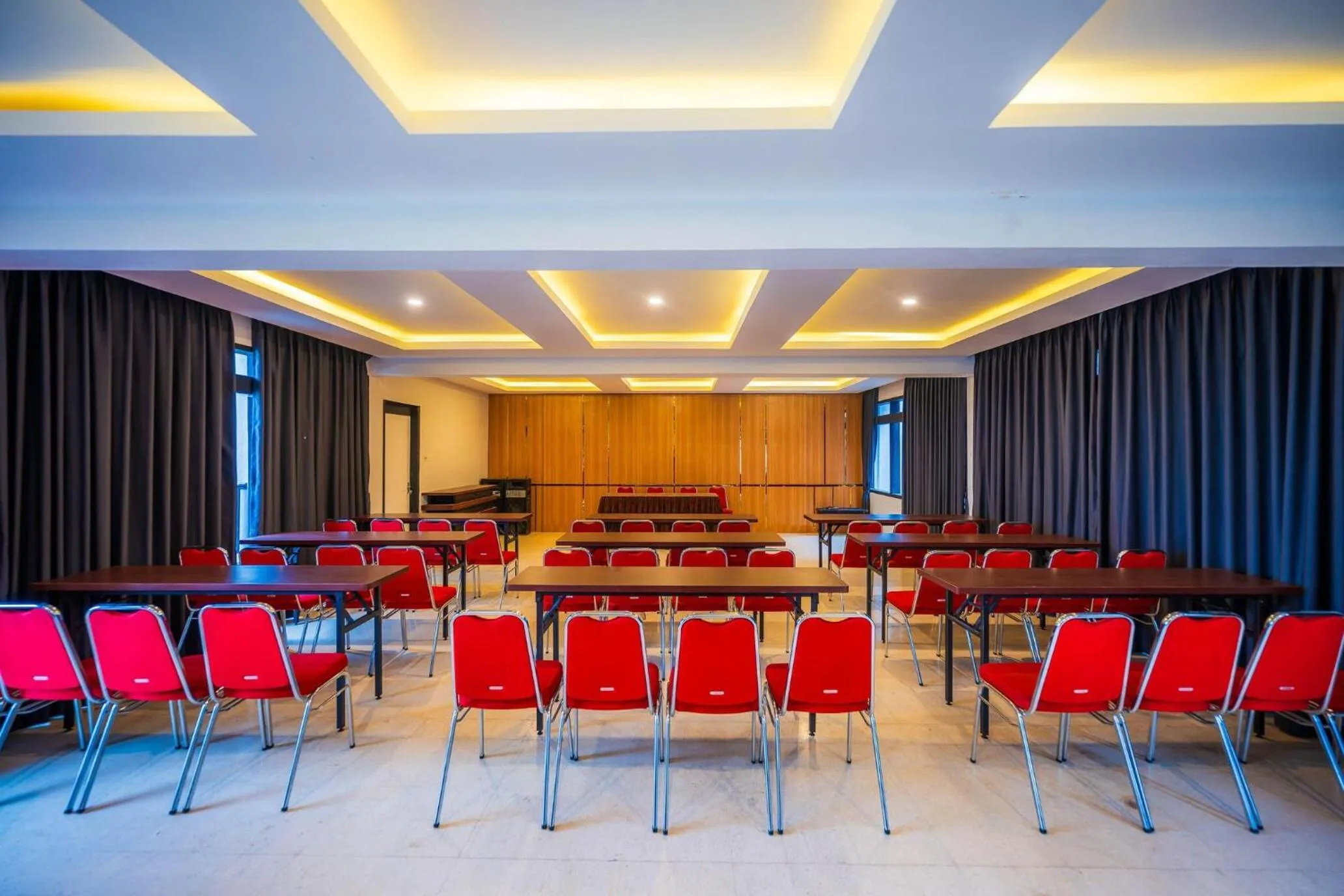 Meeting/conference room in Elge Hotel and Villa Sarangan
