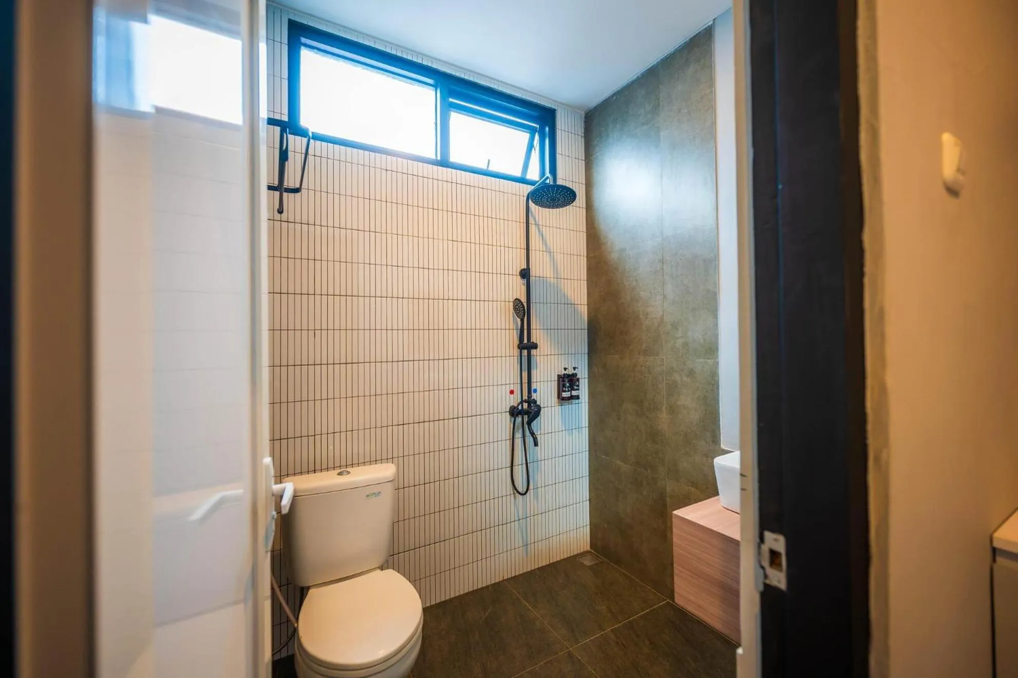 Shower in Elge Hotel and Villa Sarangan