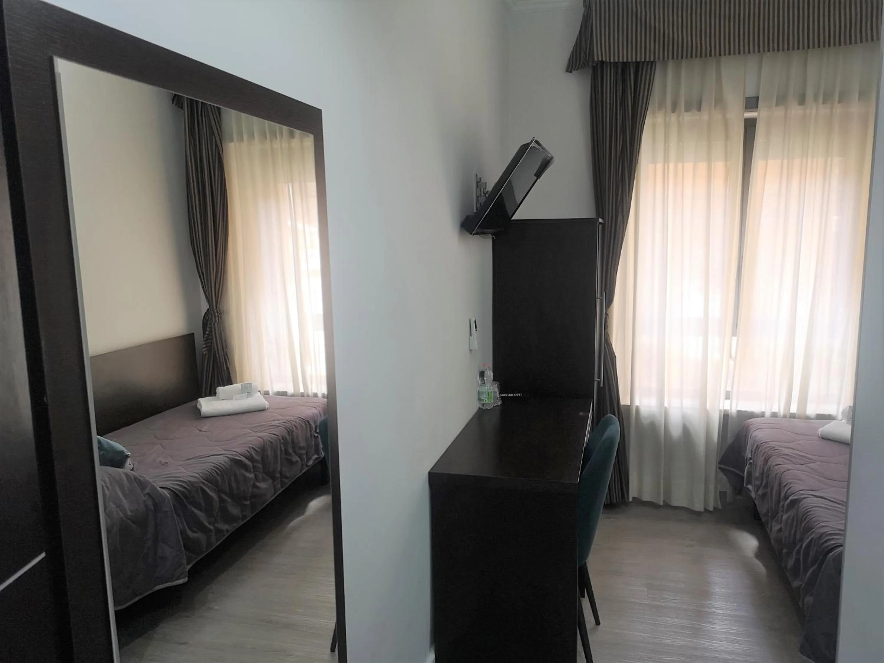 Photo of the whole room in Seven Kings Relais