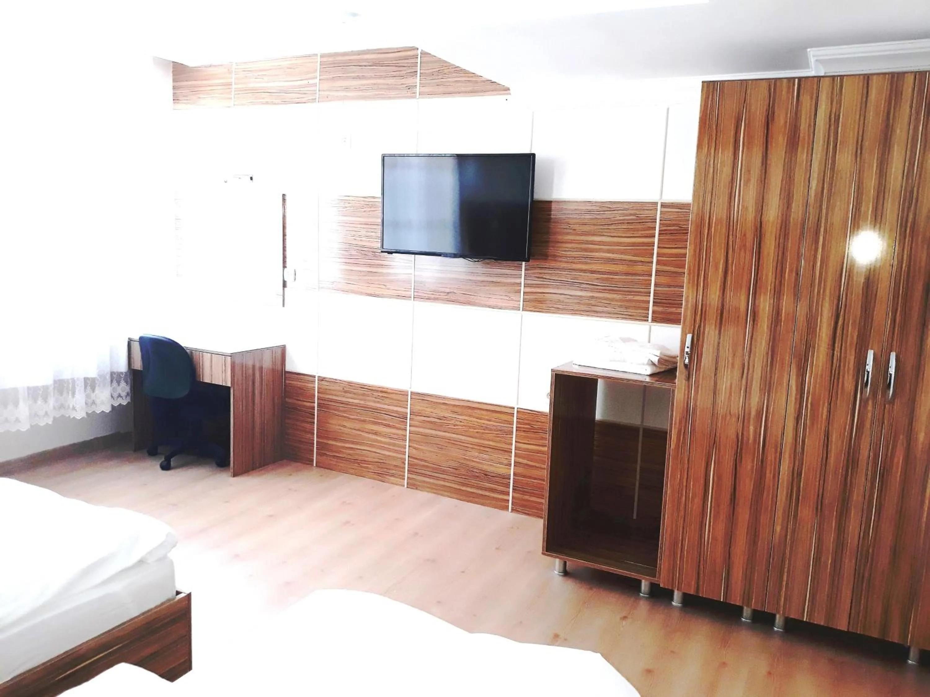 Communal lounge/ TV room, Bed in Dilmac Hotel