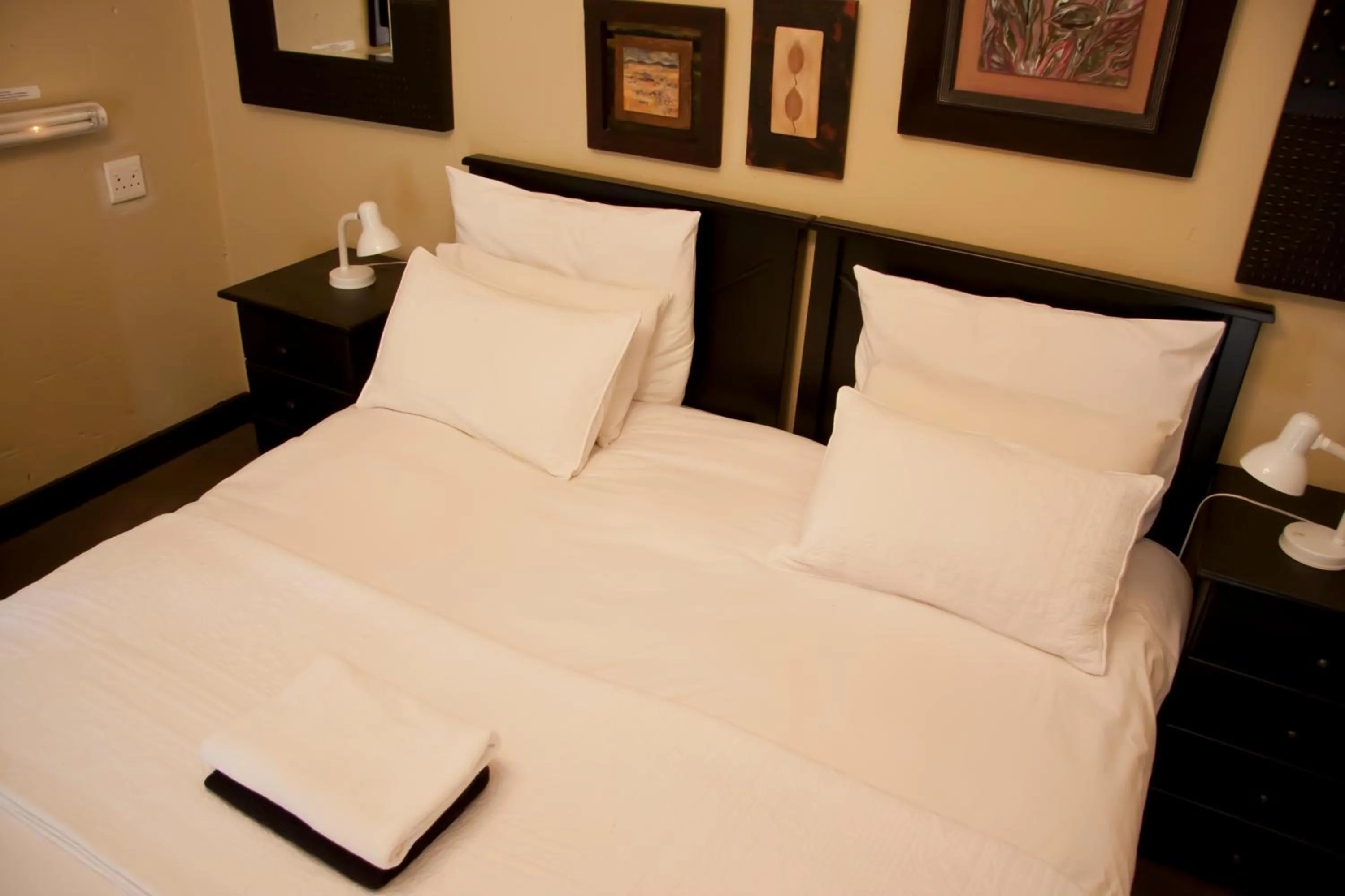 Bed in Izimbali Lodge and Restaurant