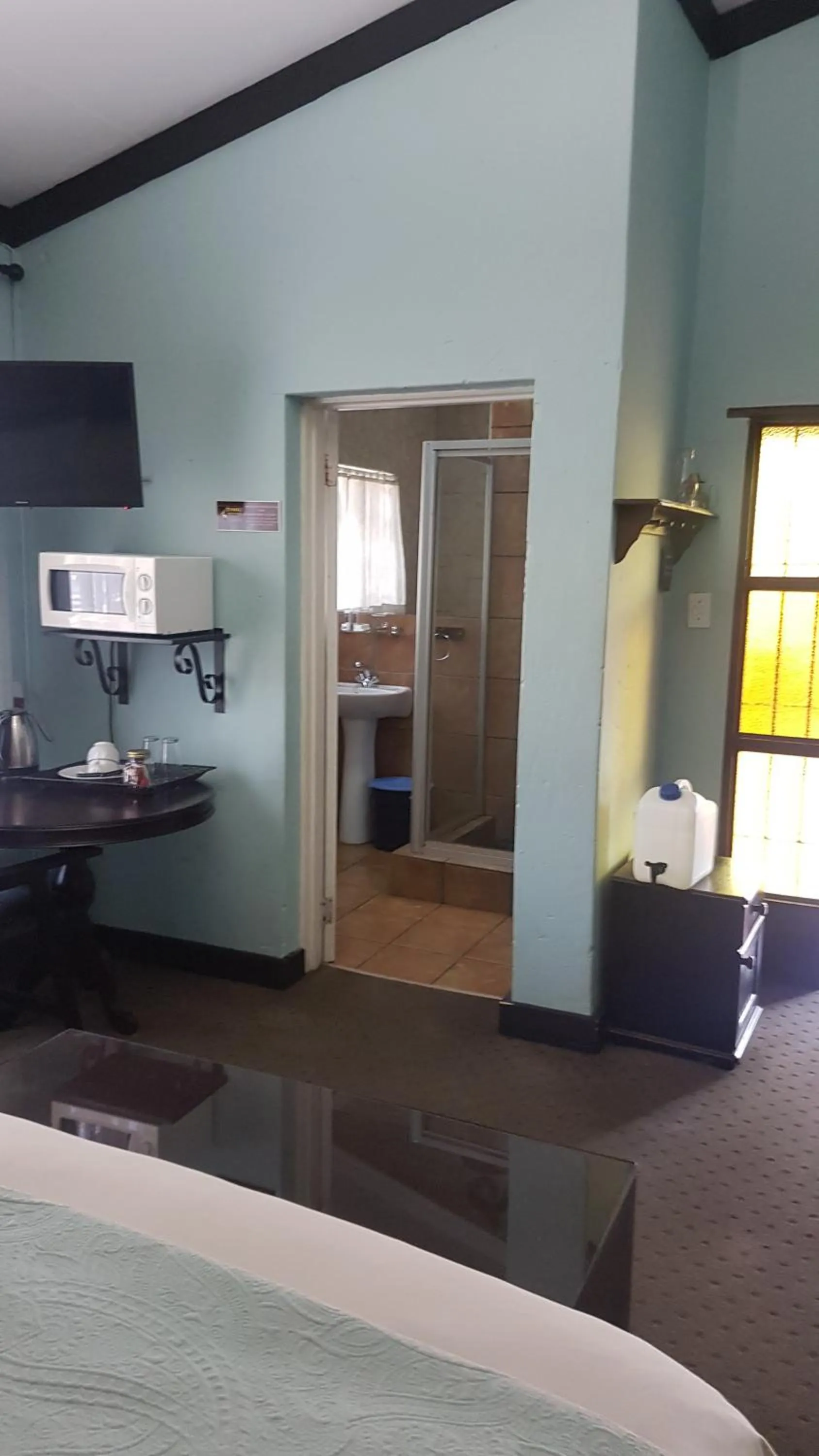 TV and multimedia in Izimbali Lodge and Restaurant