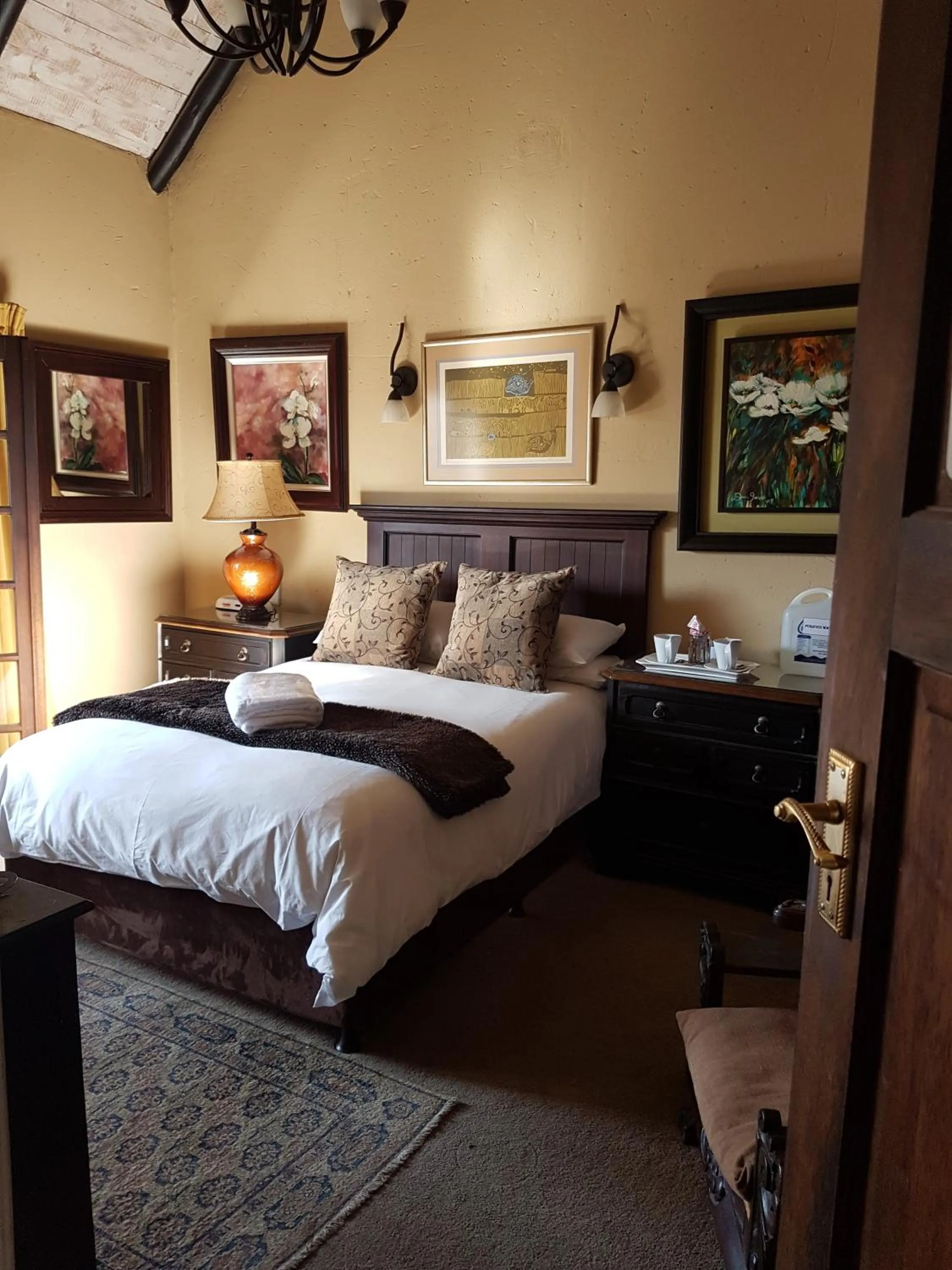 Bedroom in Izimbali Lodge and Restaurant