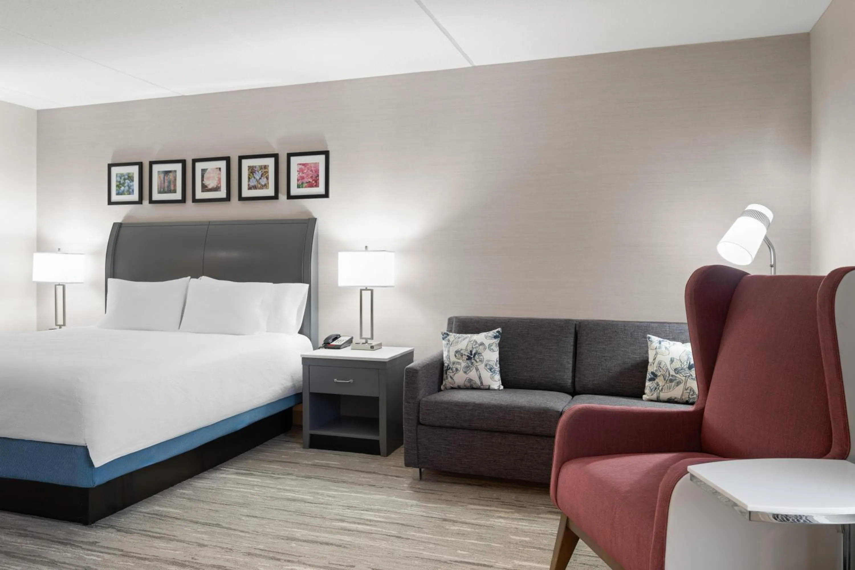 Living room, Bed in Hilton Garden Inn Lenox Pittsfield