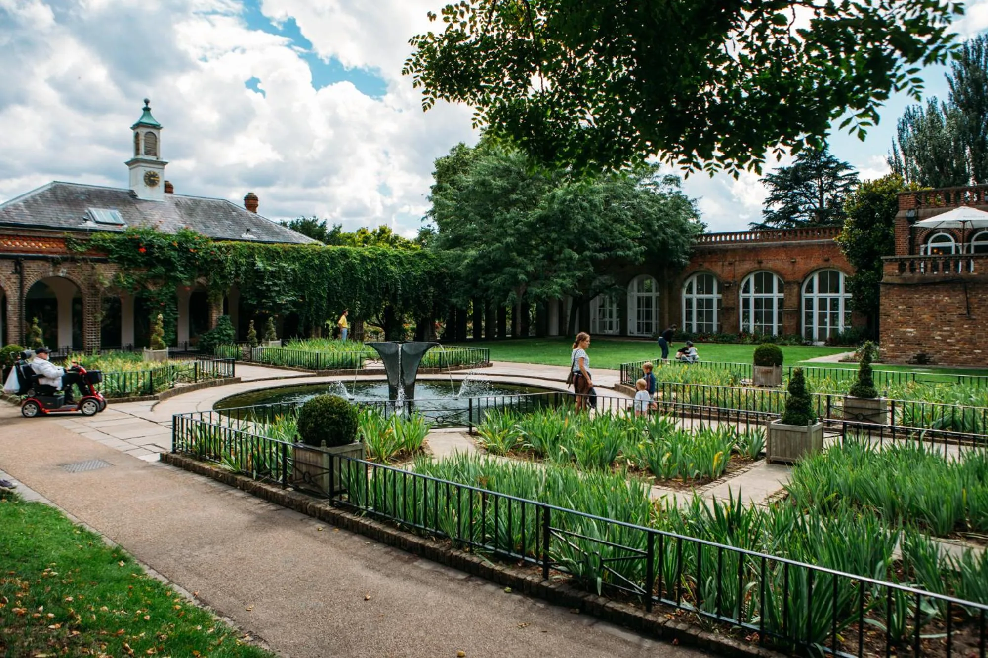 Neighbourhood in Safestay London Kensington Holland Park