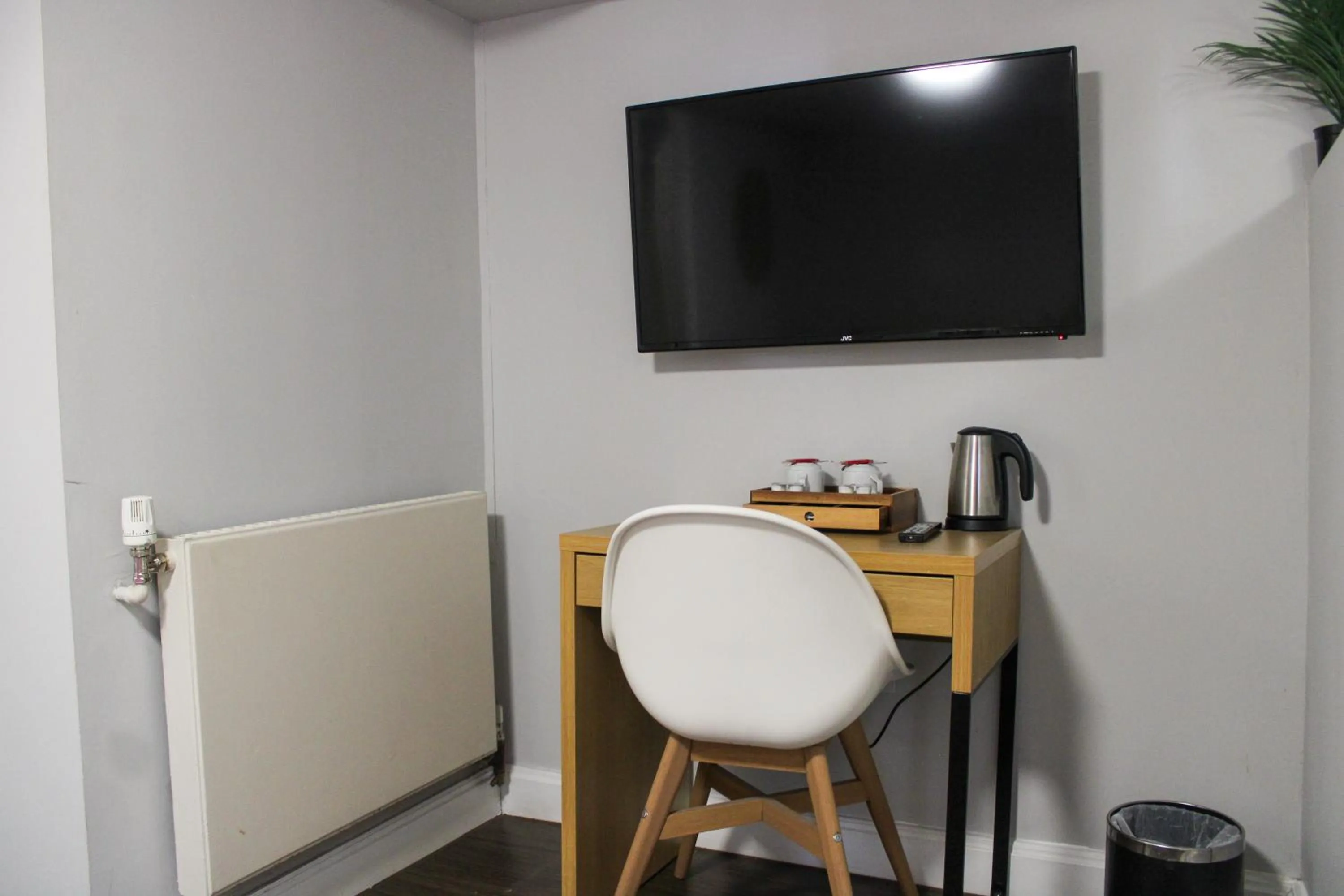 TV and multimedia in Safestay London Kensington Holland Park