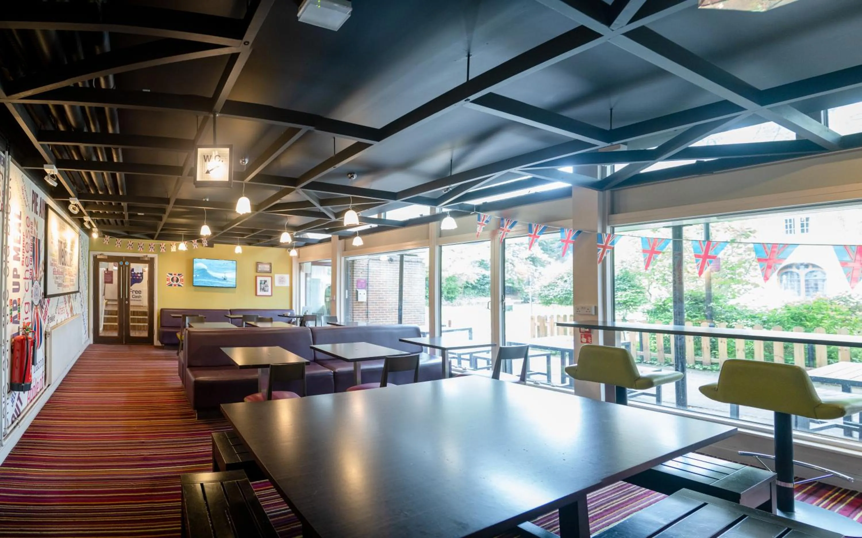 Restaurant/places to eat in Safestay London Kensington Holland Park