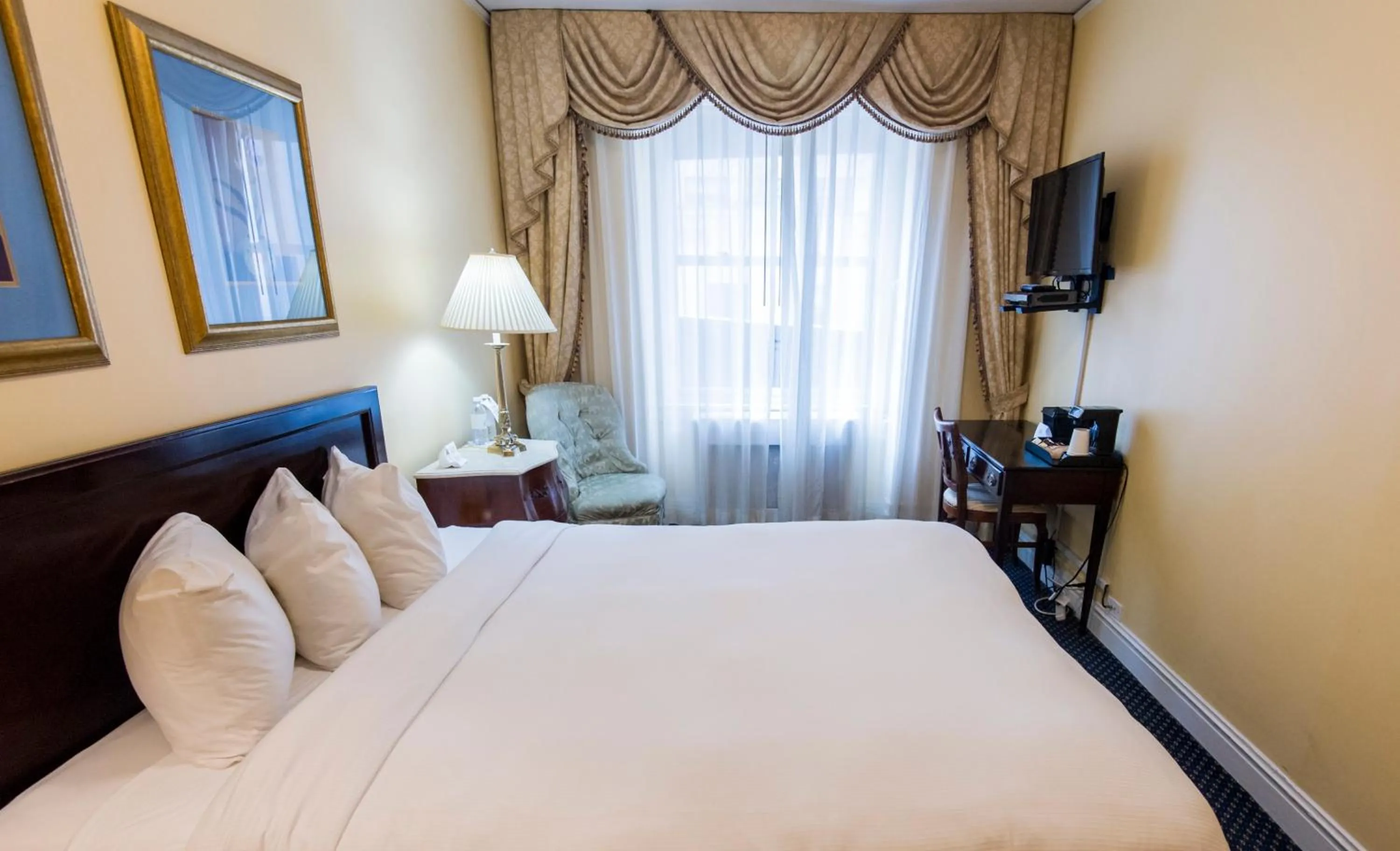 Bedroom, Bed in 3 West Club