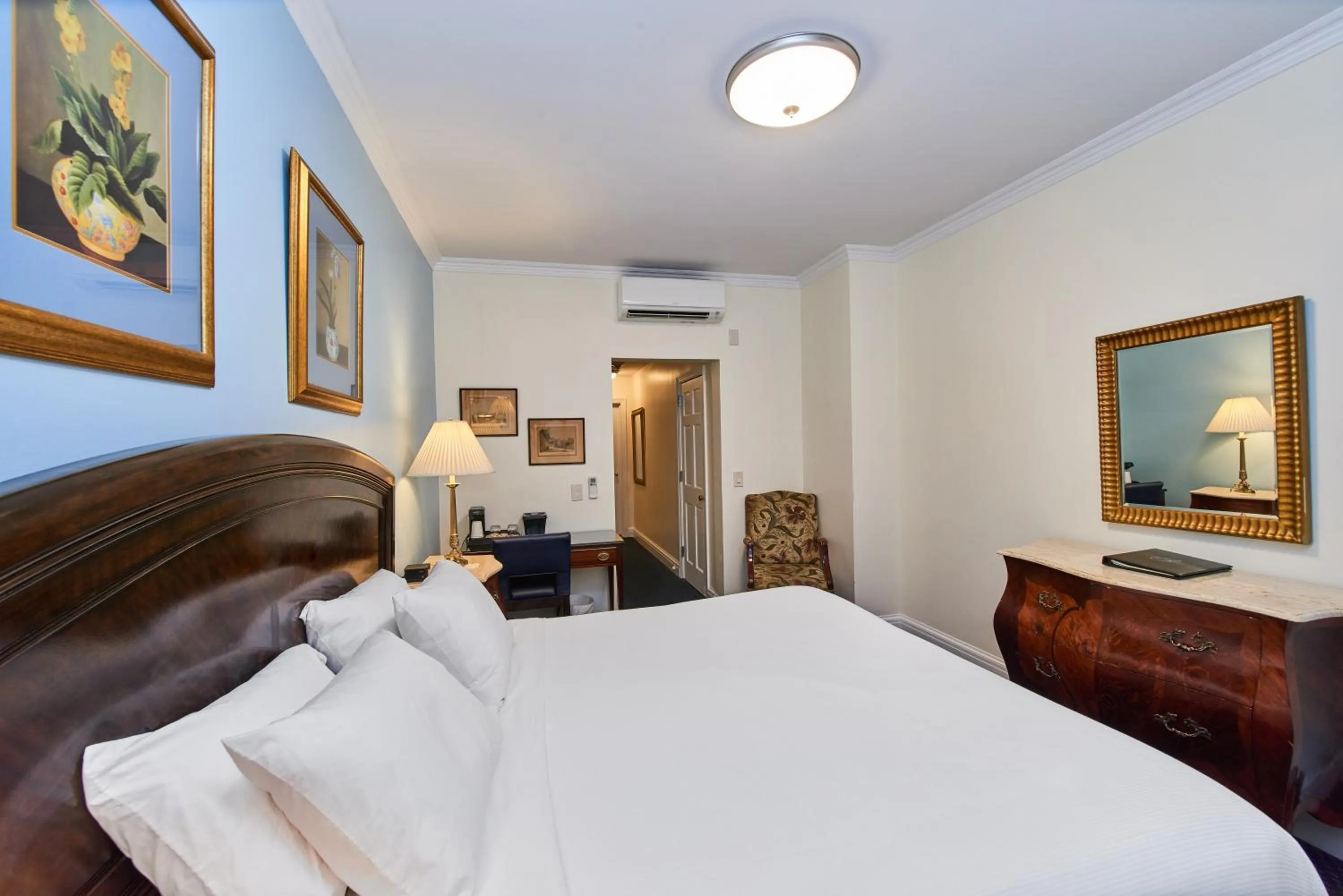 Photo of the whole room, Bed in 3 West Club