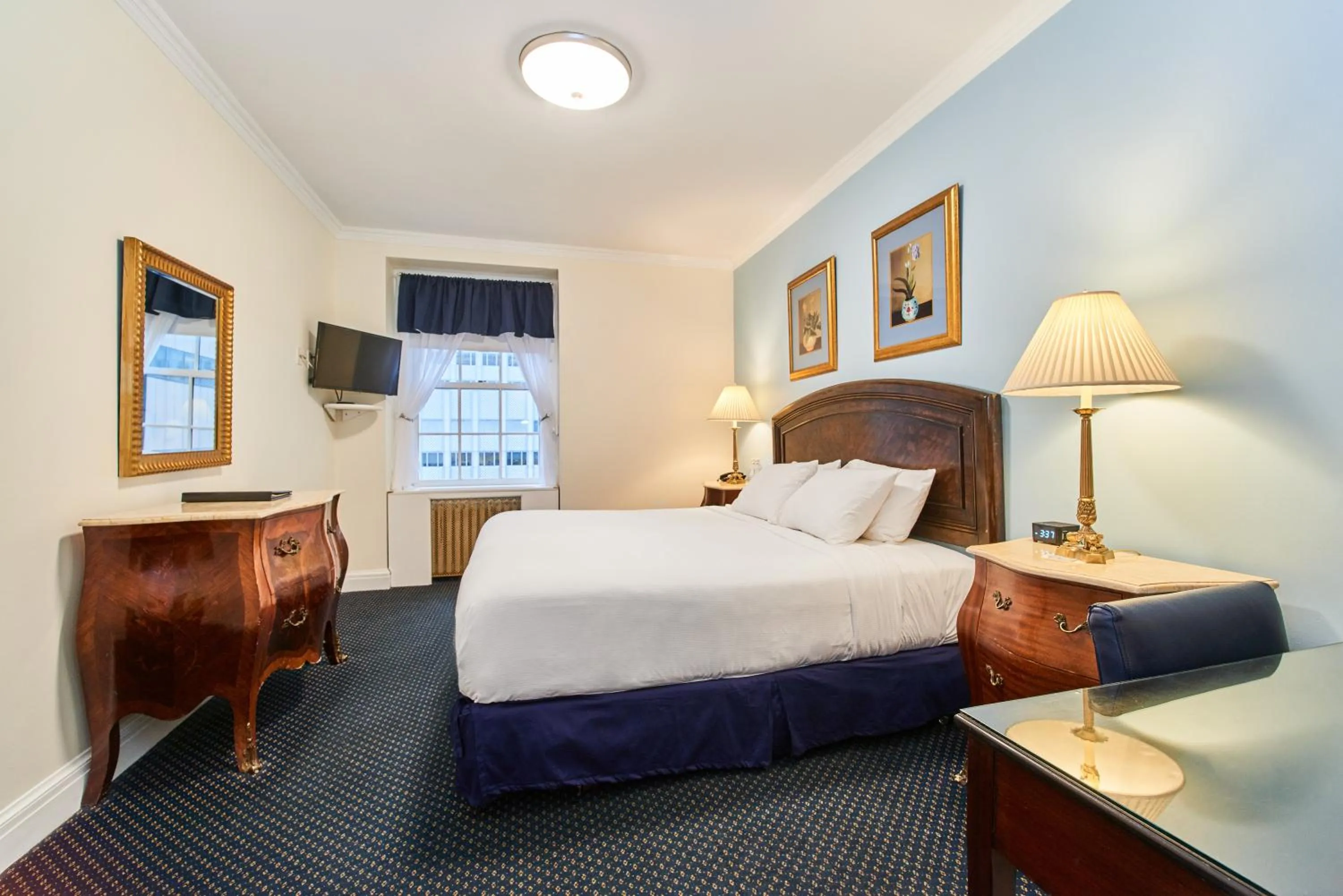 Photo of the whole room, Bed in 3 West Club