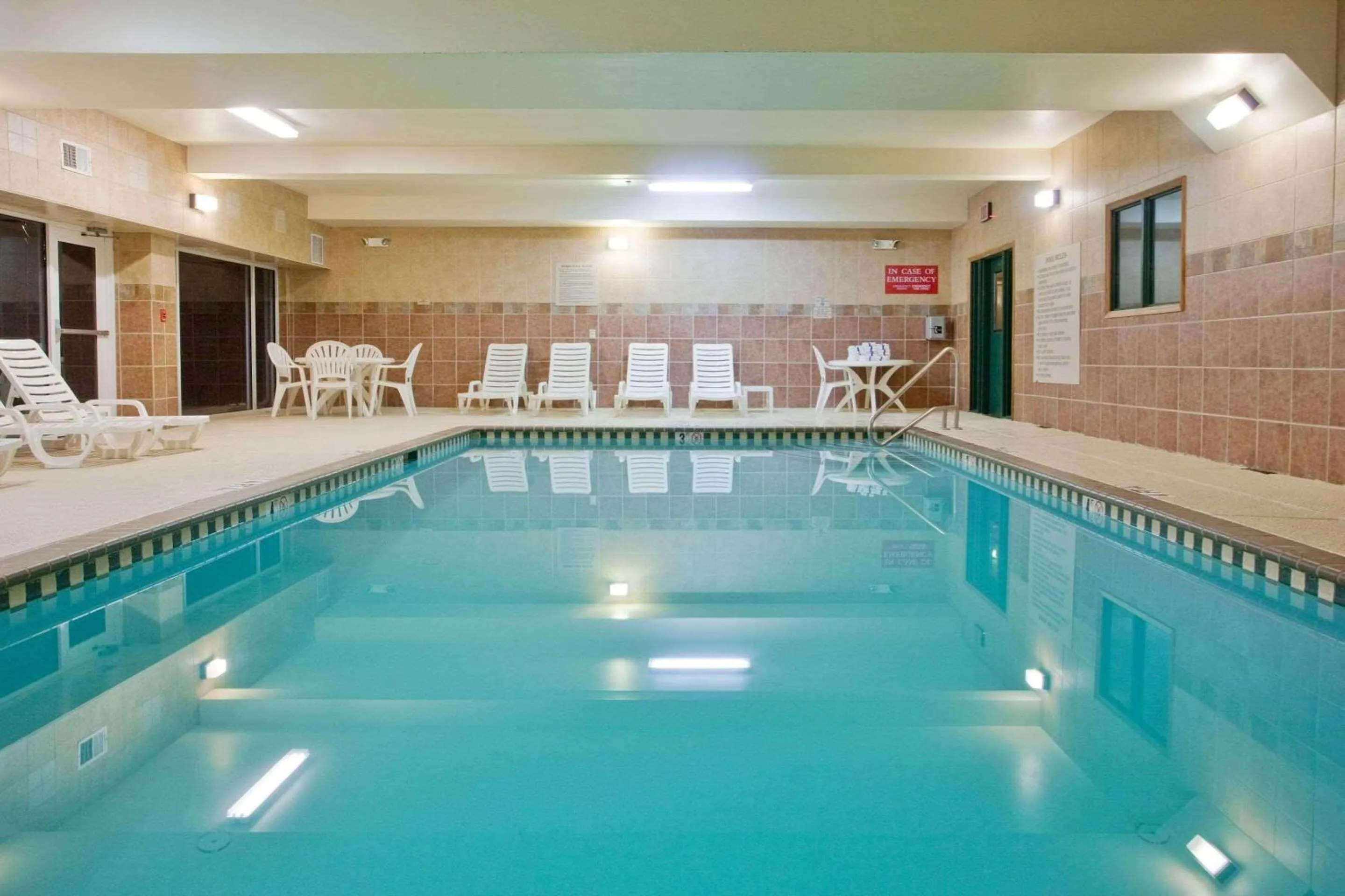 Swimming pool in Country Inn & Suites by Radisson, Newnan, GA