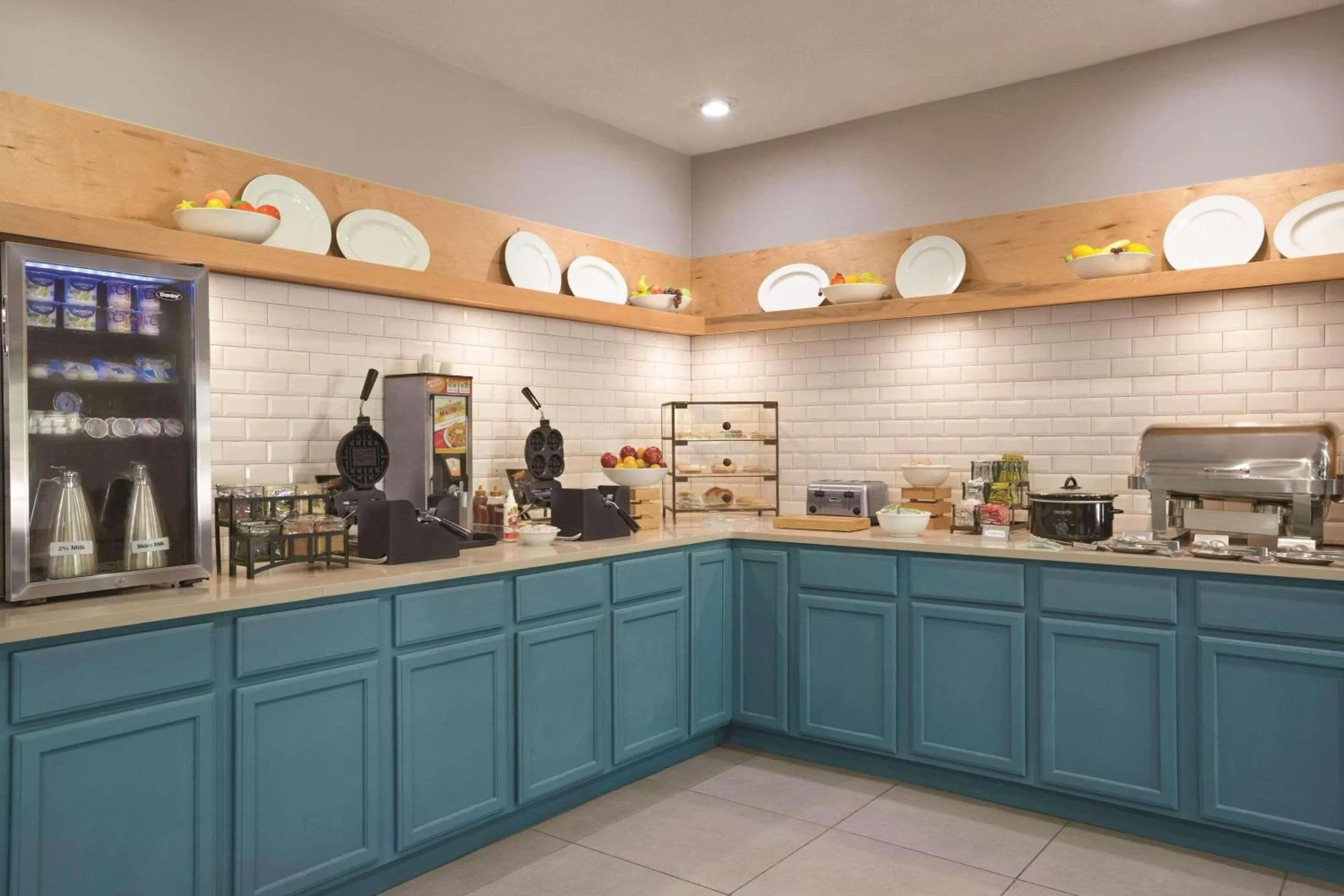 Breakfast in Country Inn & Suites by Radisson, Newnan, GA