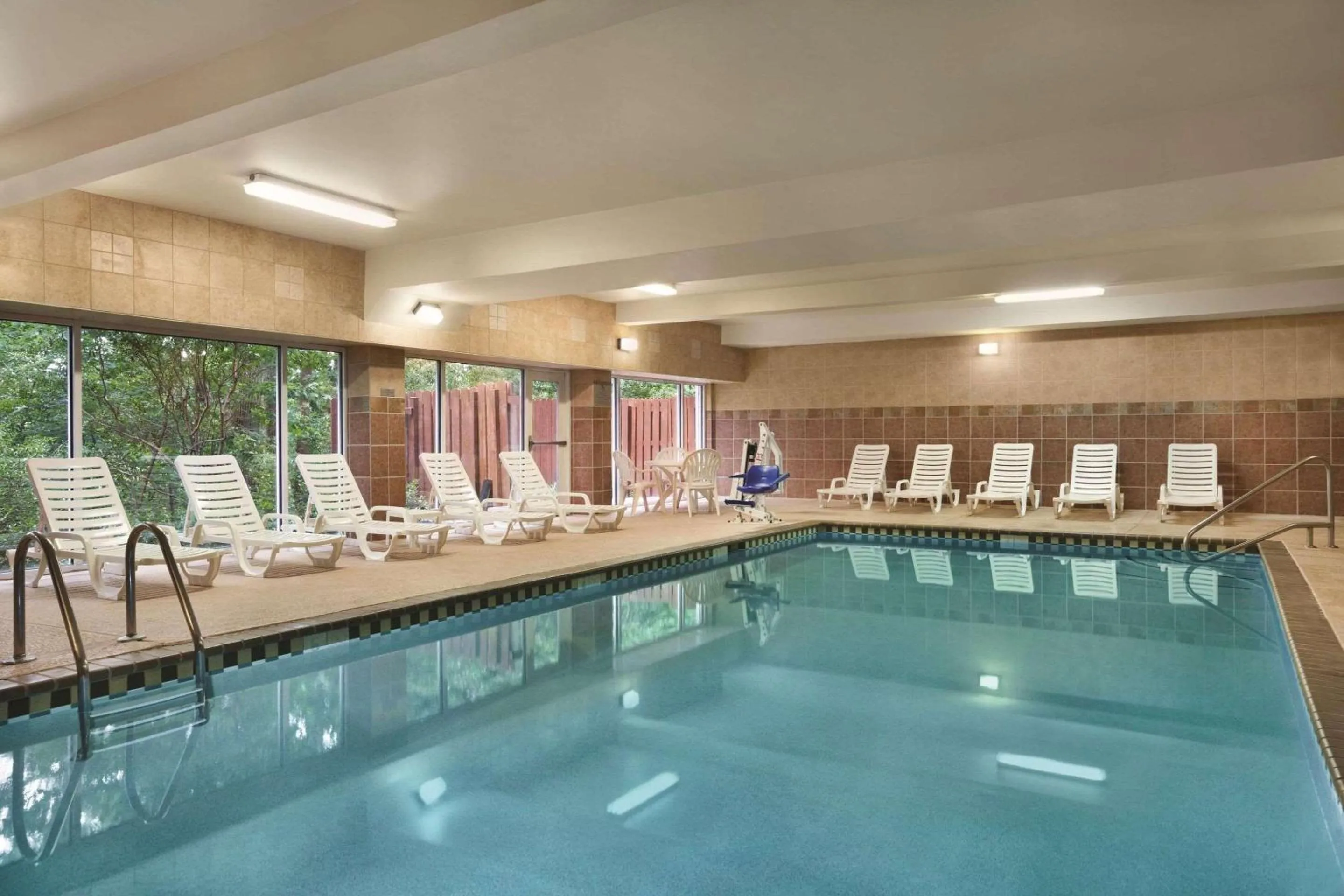Swimming pool in Country Inn & Suites by Radisson, Newnan, GA