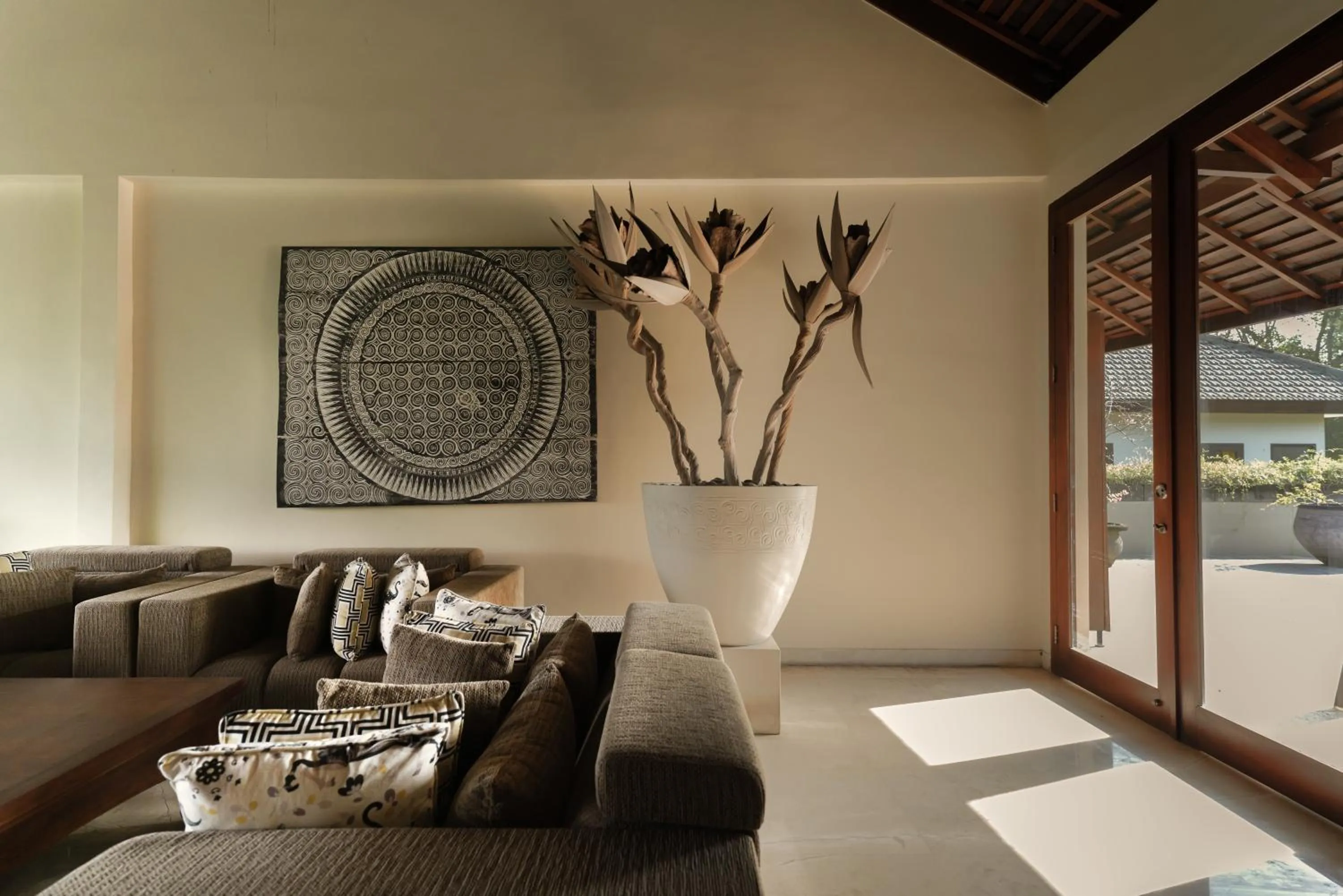 Living room in OMEKAI Cemagi by Nakula