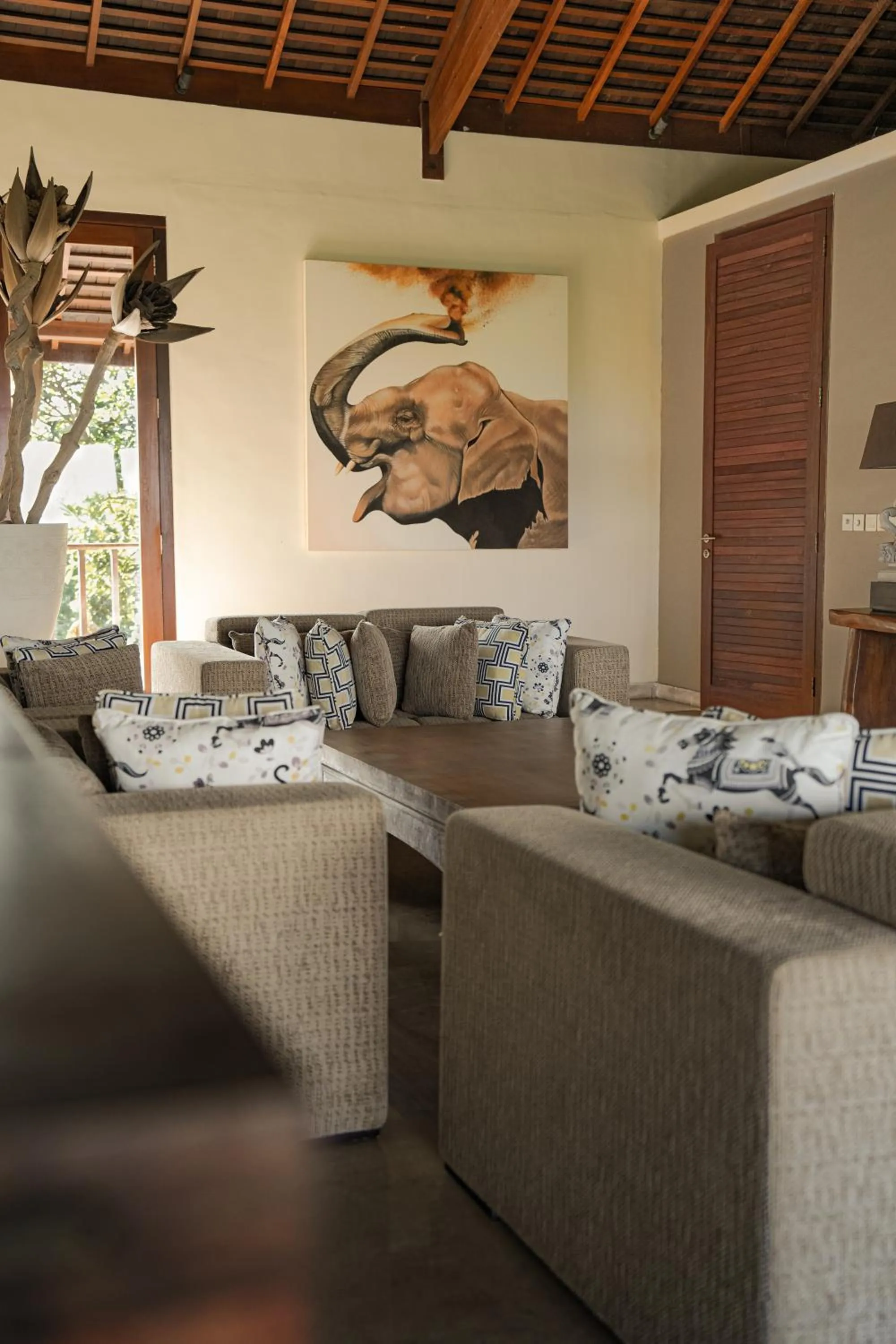 Living room in OMEKAI Cemagi by Nakula