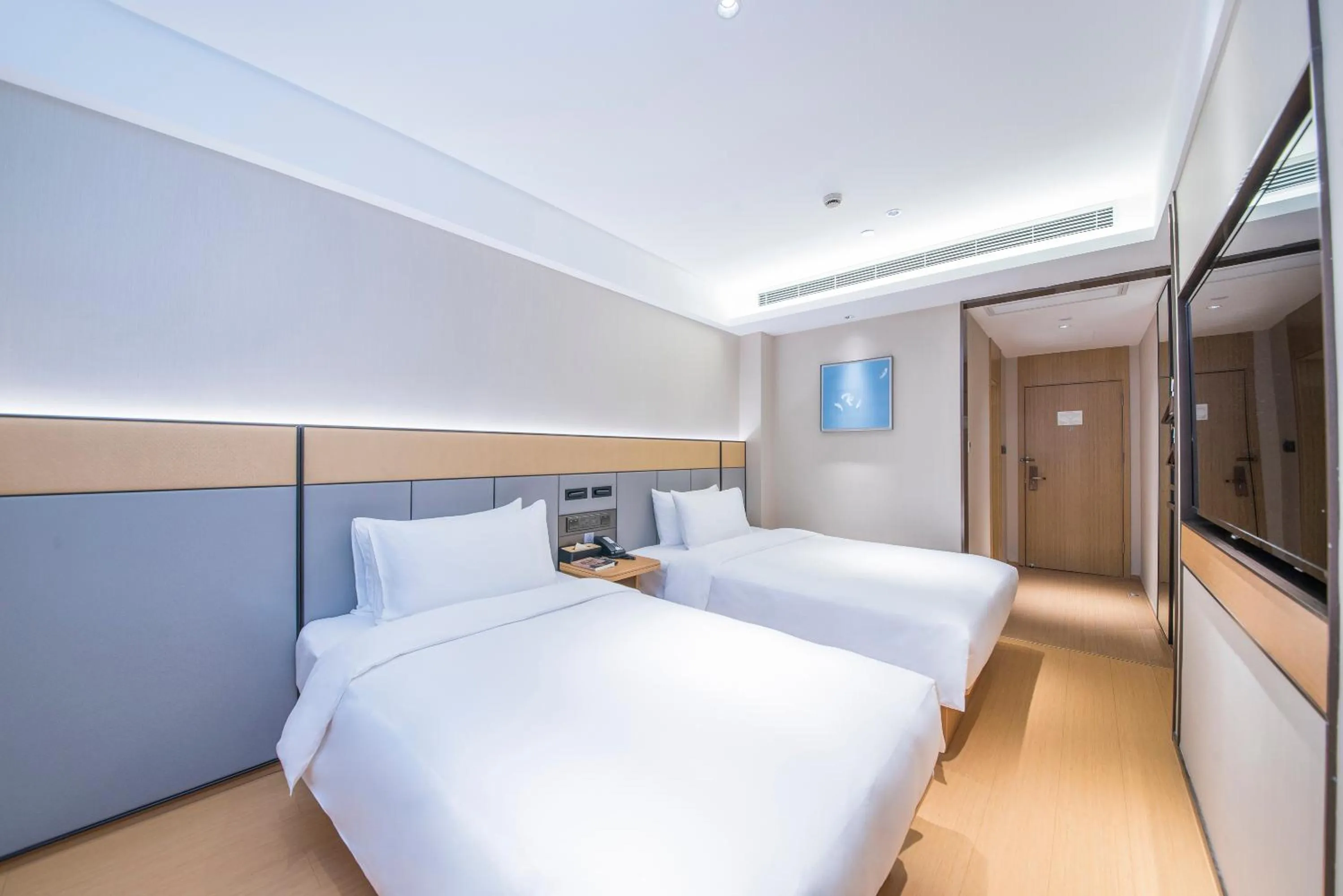 Bed in Ji Hotel - Shanghai Nanjing Road People's Square