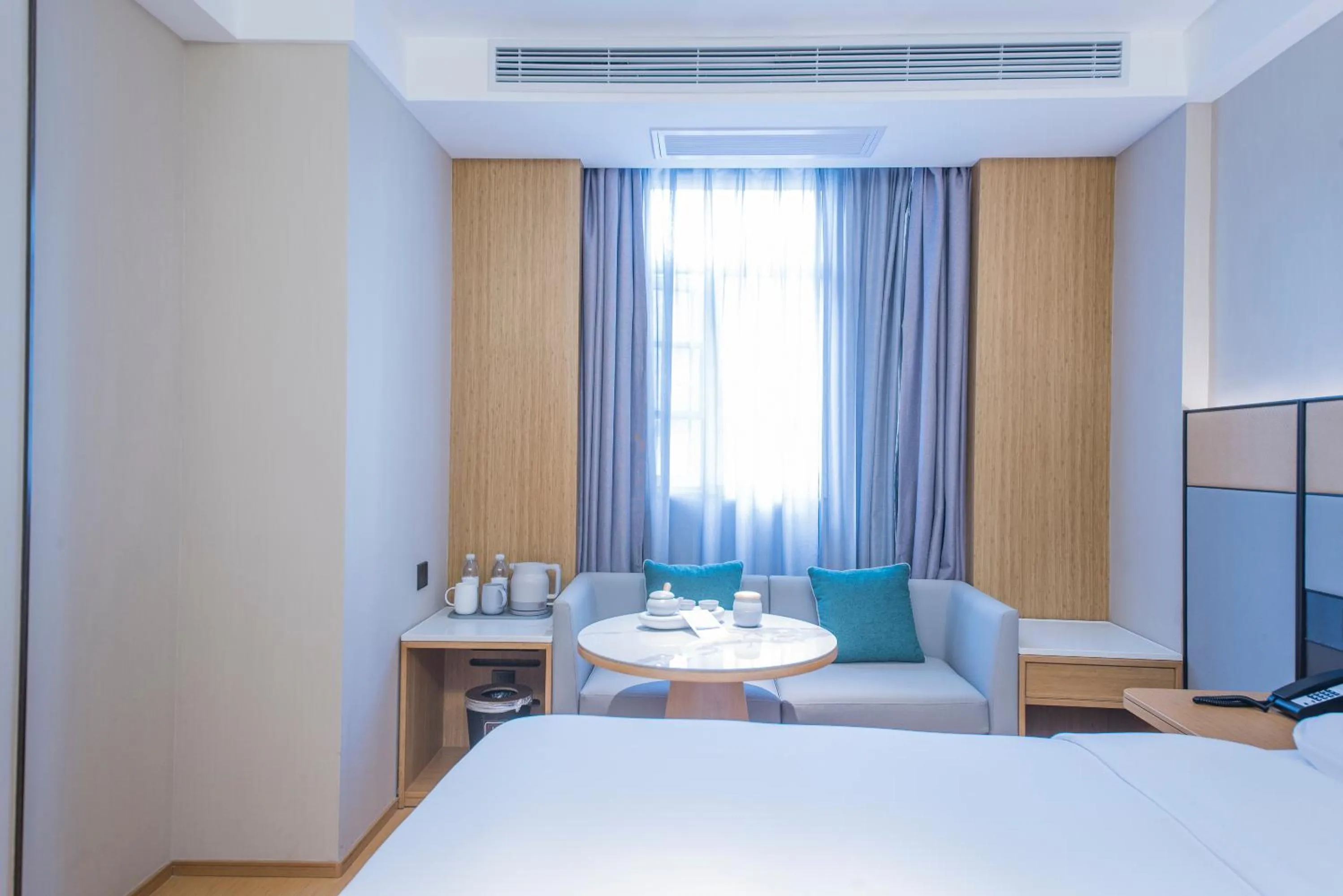 Photo of the whole room, Bed in Ji Hotel - Shanghai Nanjing Road People's Square