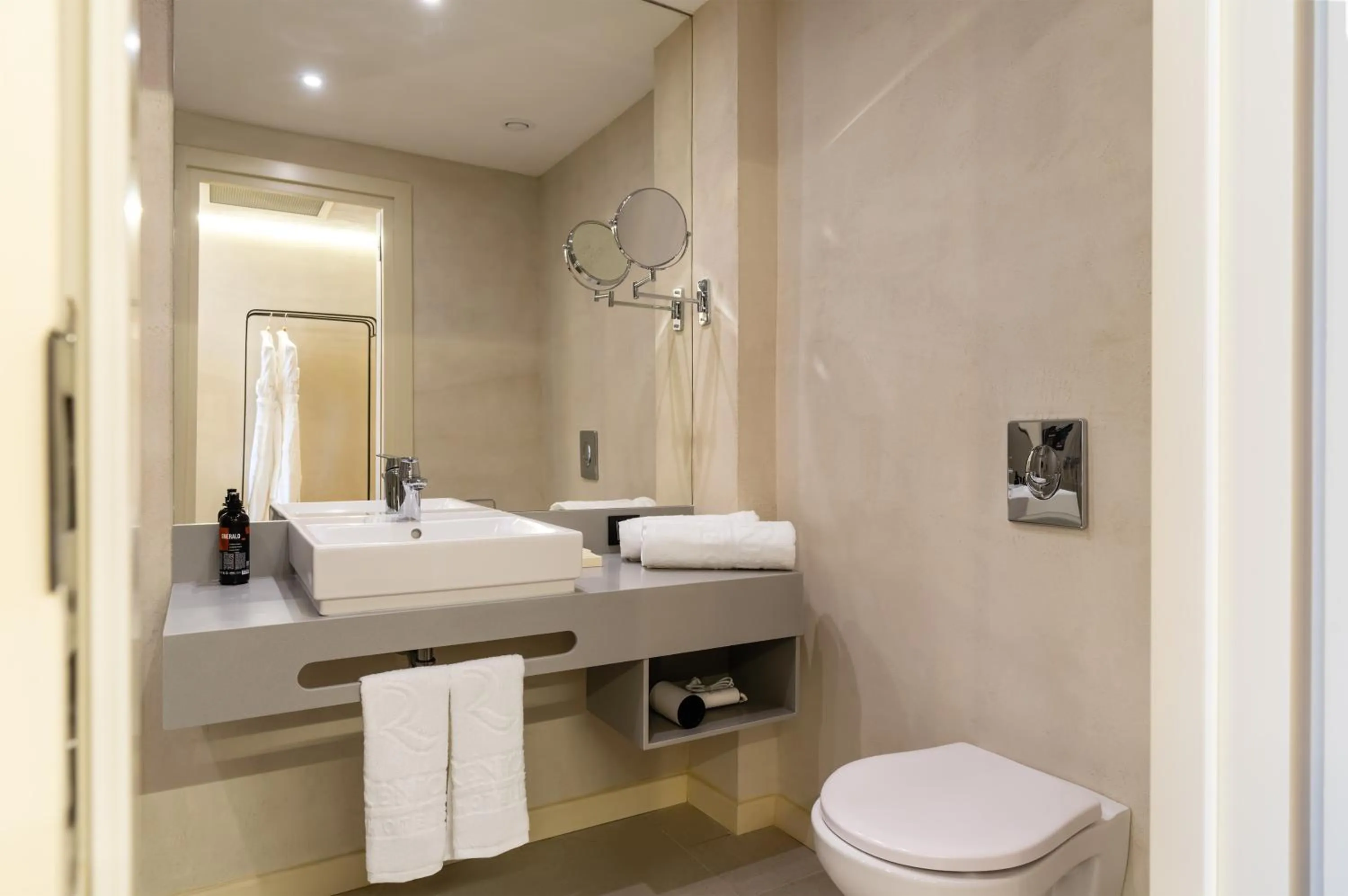 Shower in Renion City Hotel