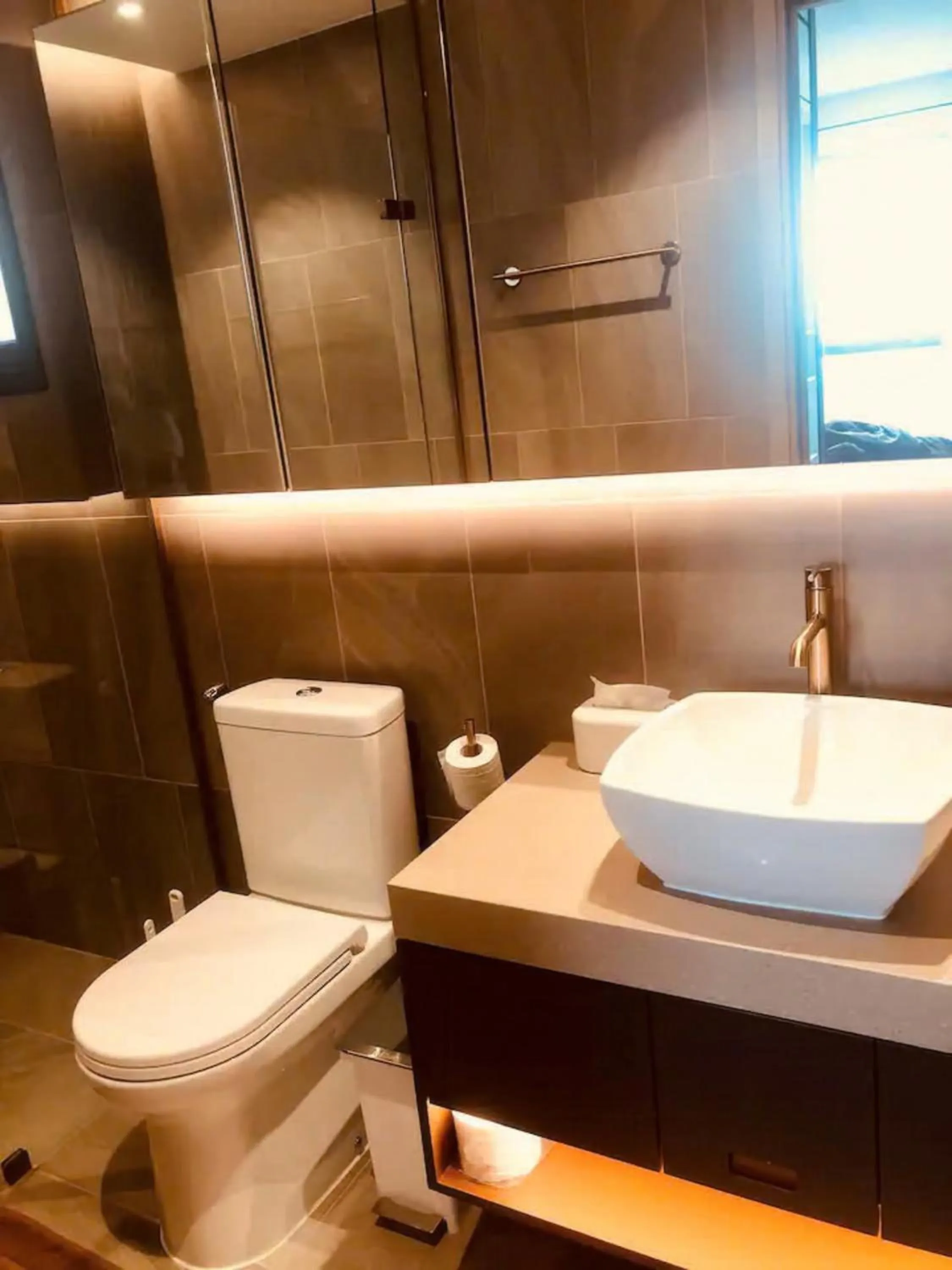 Shower in The Antonia Apartments - Korea Town D7