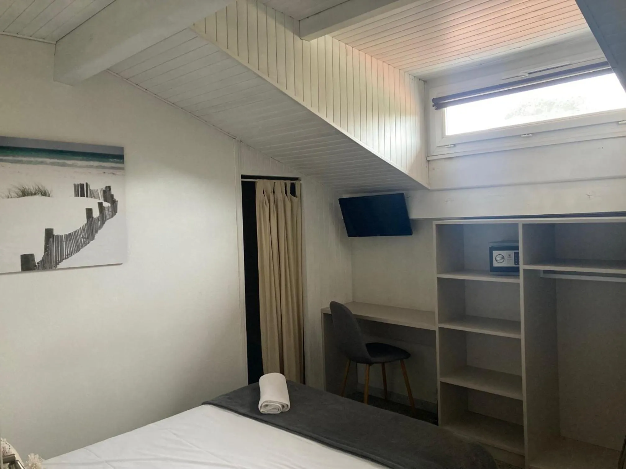 Bed in Hotel Cote et Lac