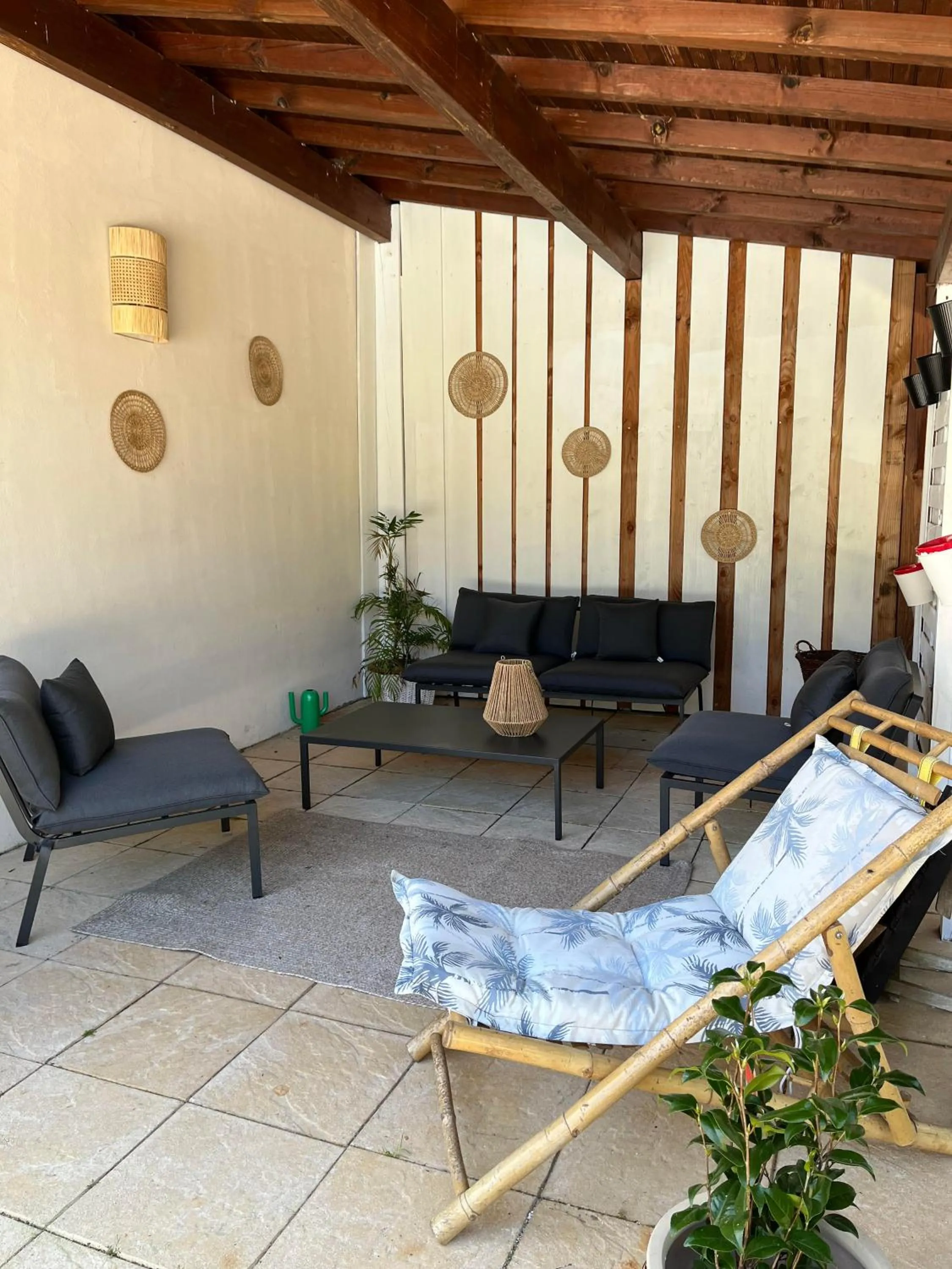 Patio in Hotel Cote et Lac