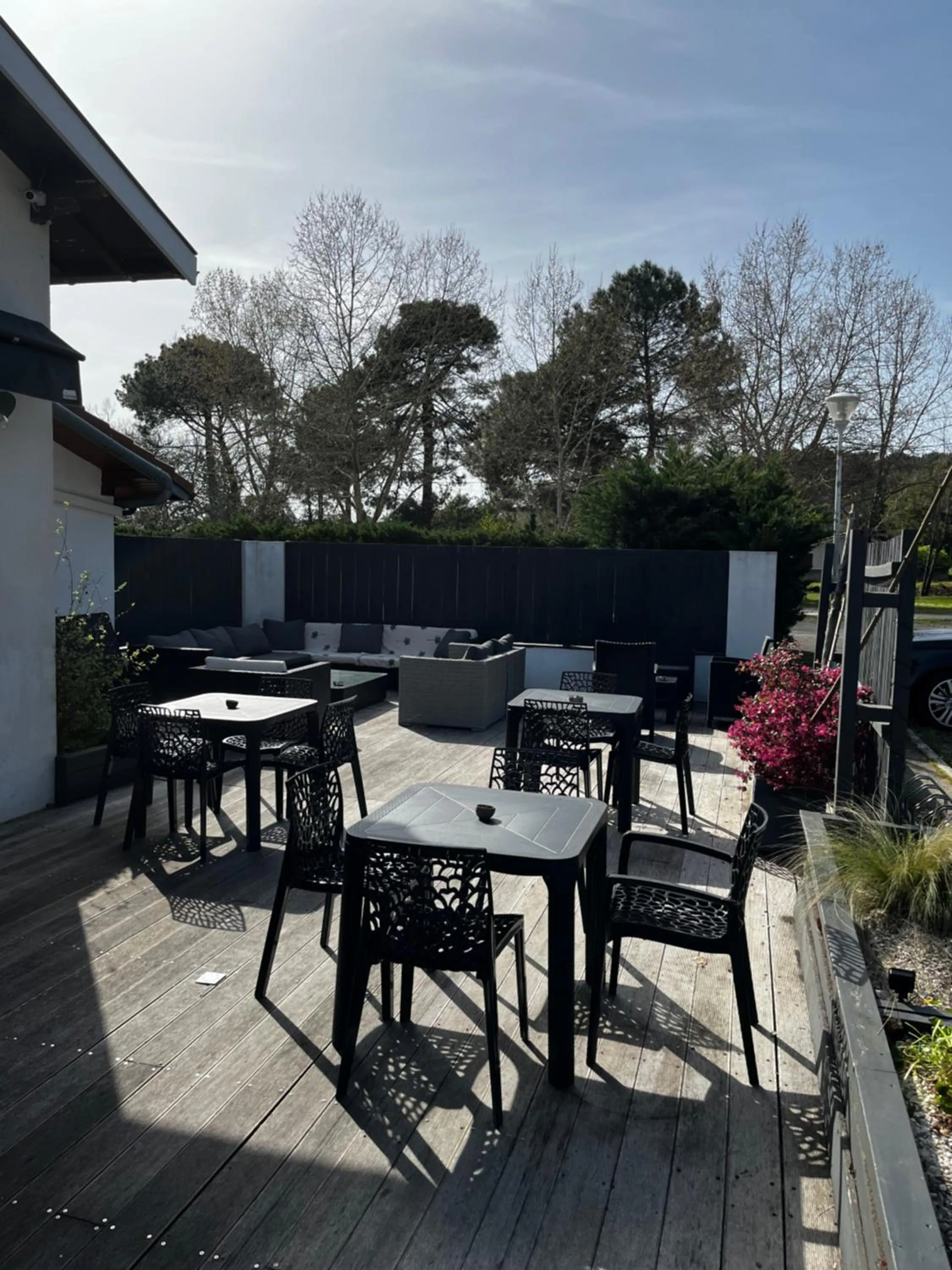 Patio in Hotel Cote et Lac