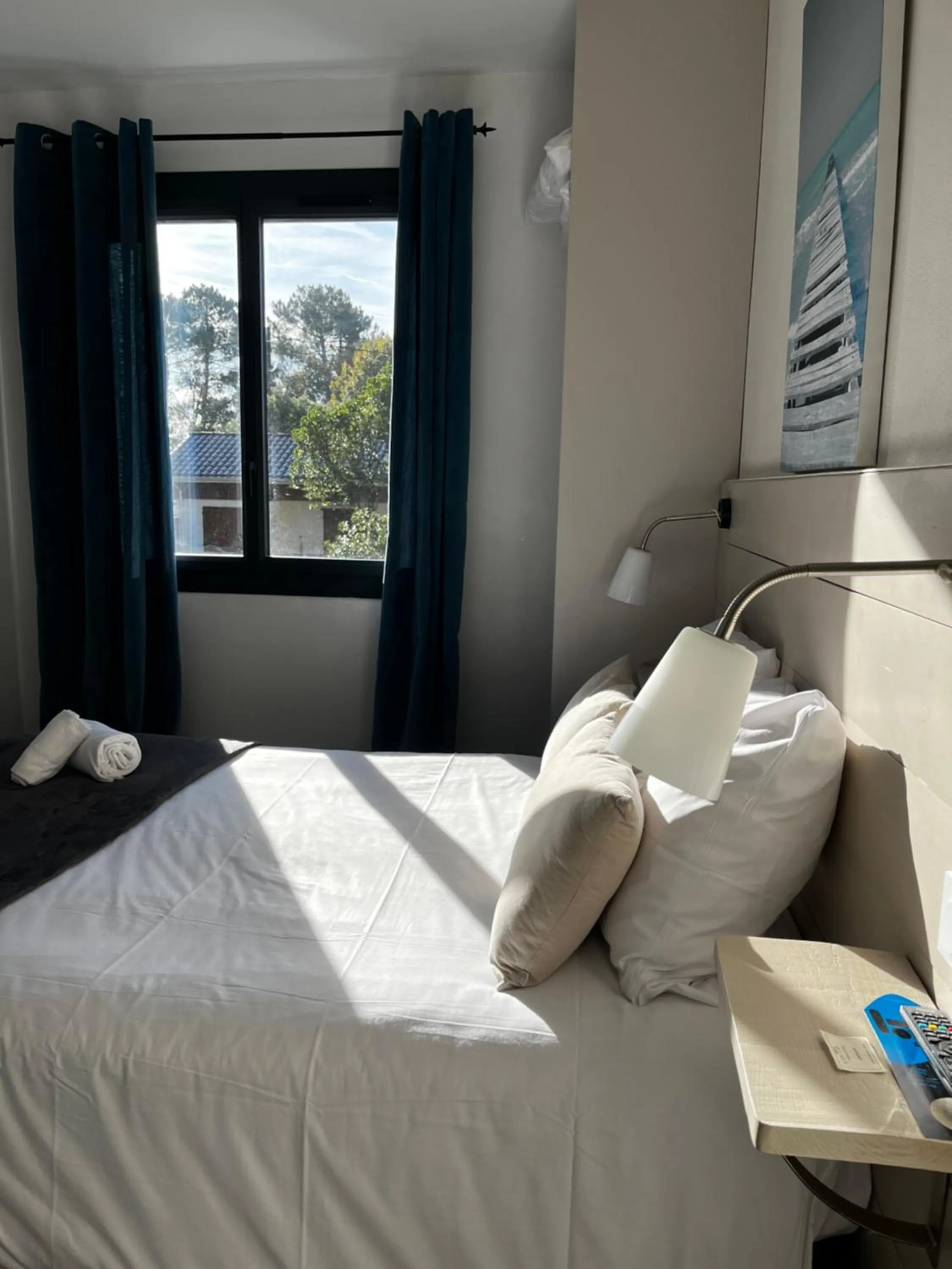 Bedroom, Bed in Hotel Cote et Lac