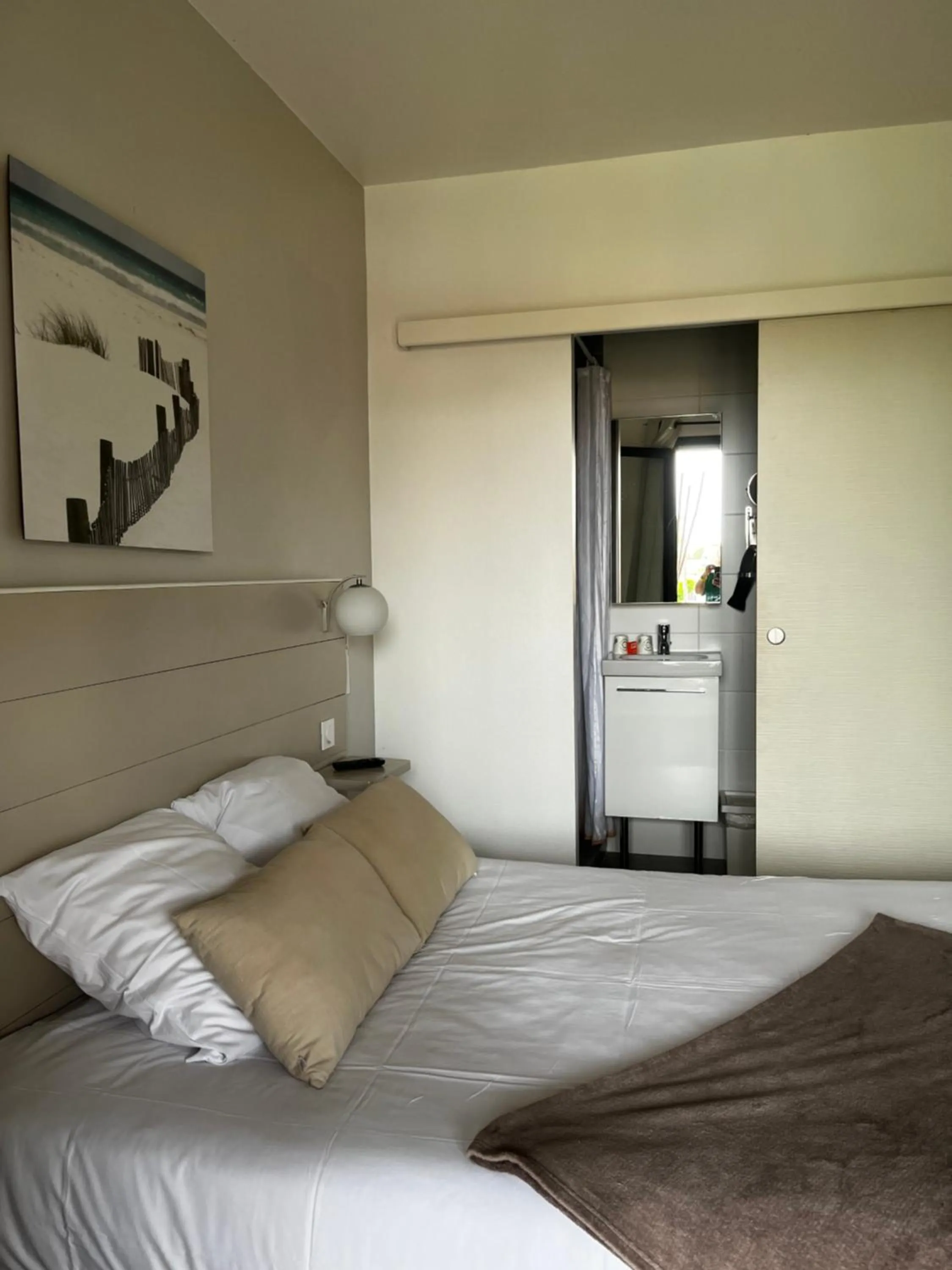 Photo of the whole room, Bed in Hotel Cote et Lac