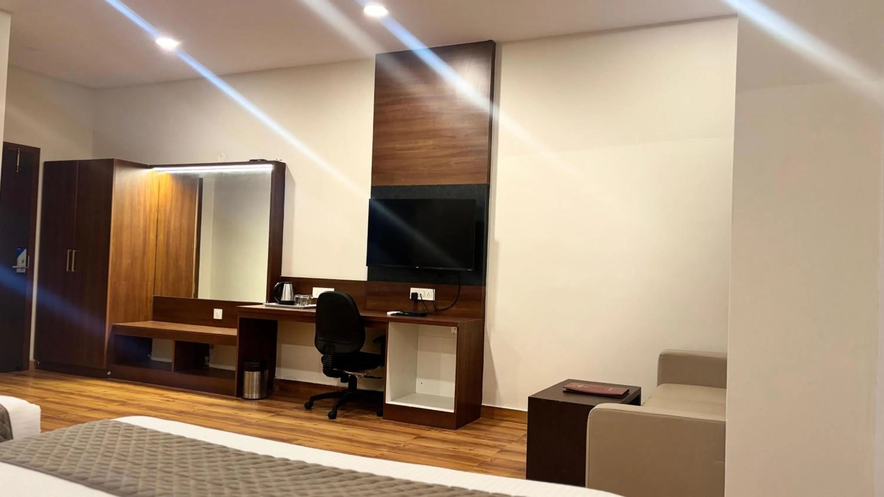 TV and multimedia in Hotel Kalyan Suites