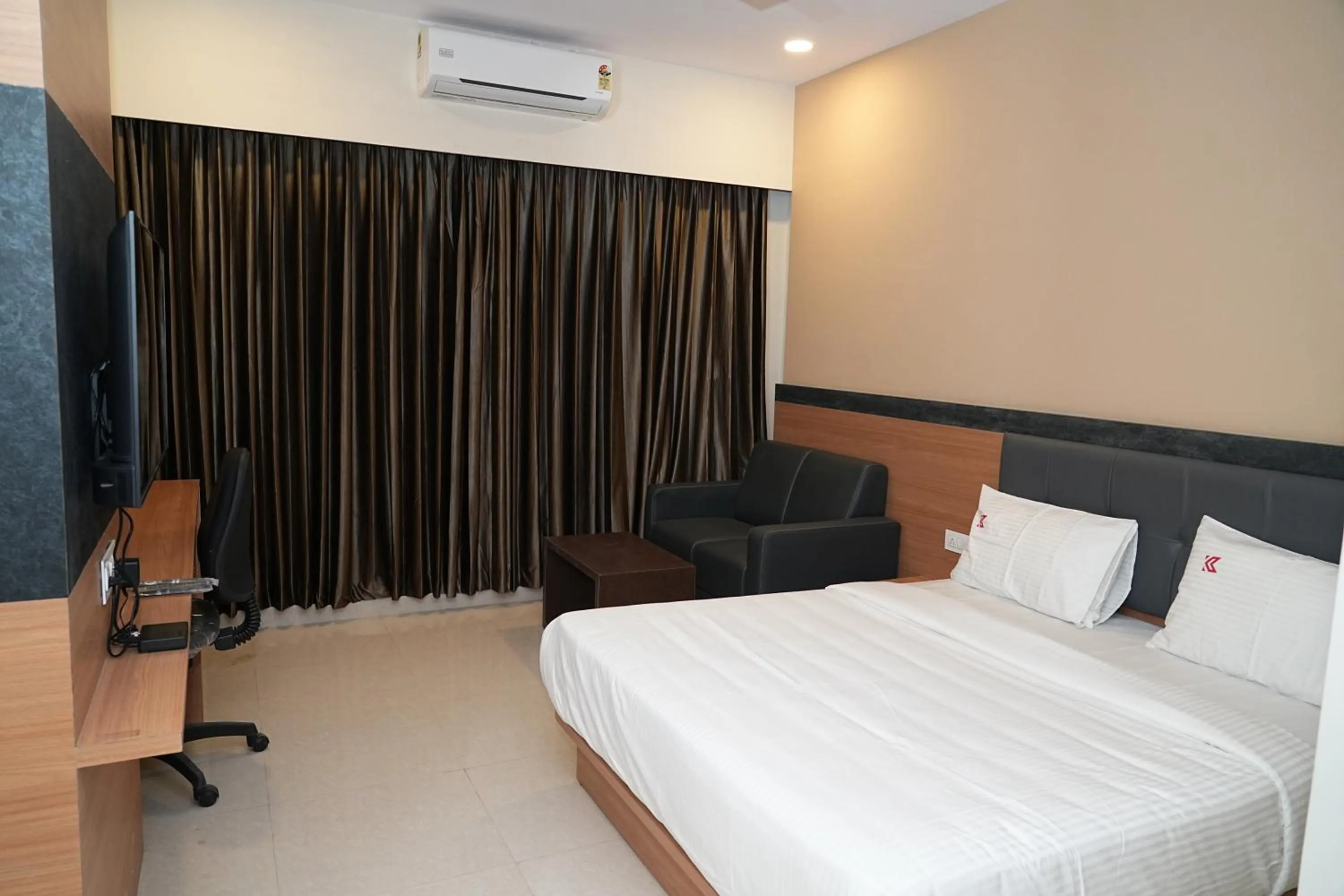 Bed in Hotel Kalyan Suites