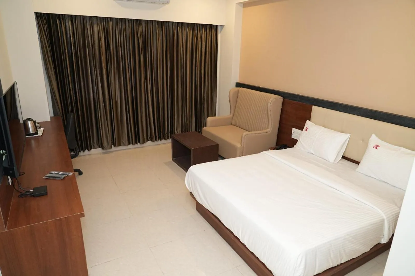 Bed in Hotel Kalyan Suites