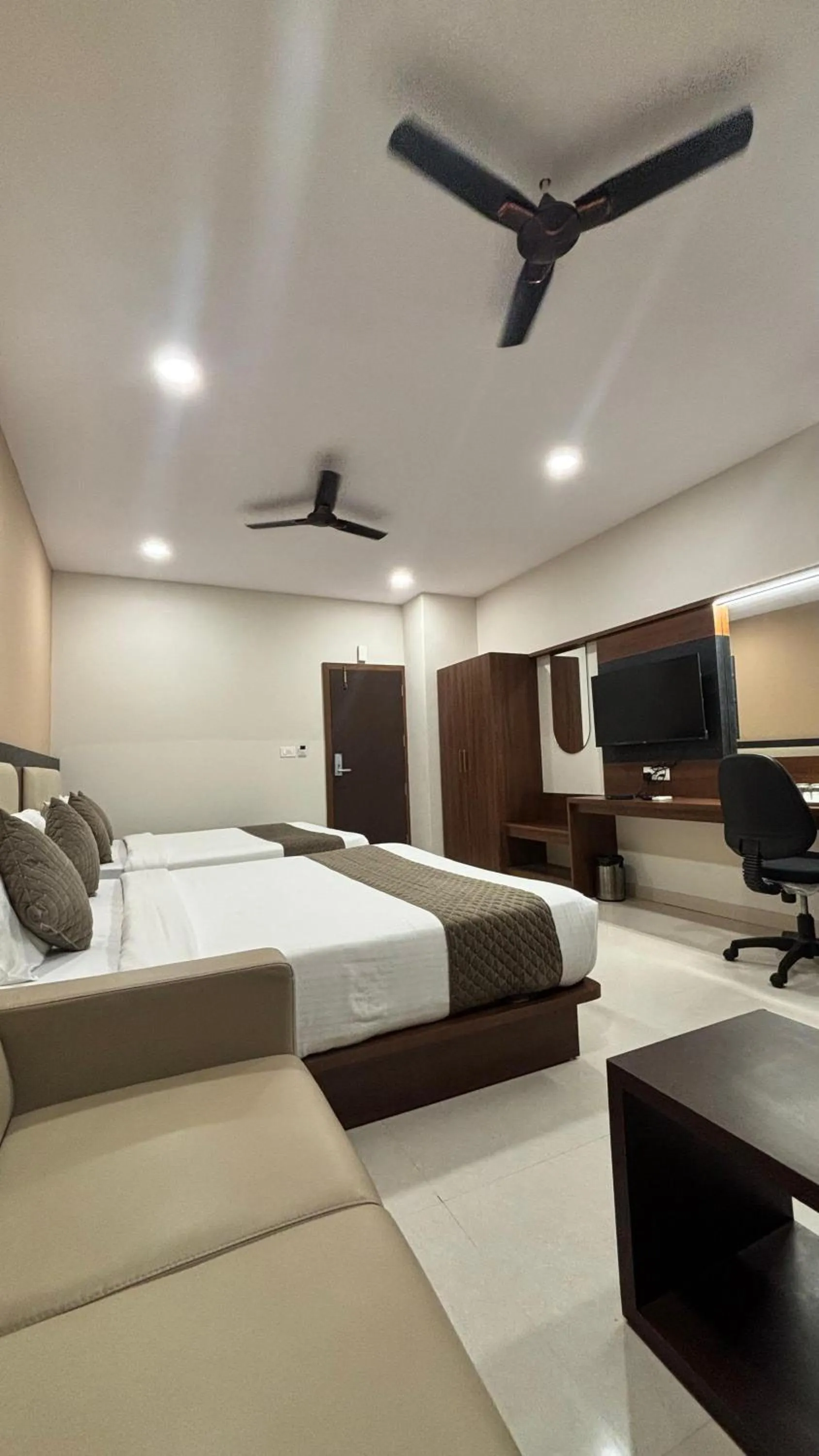 Communal lounge/ TV room, Bed in Hotel Kalyan Suites
