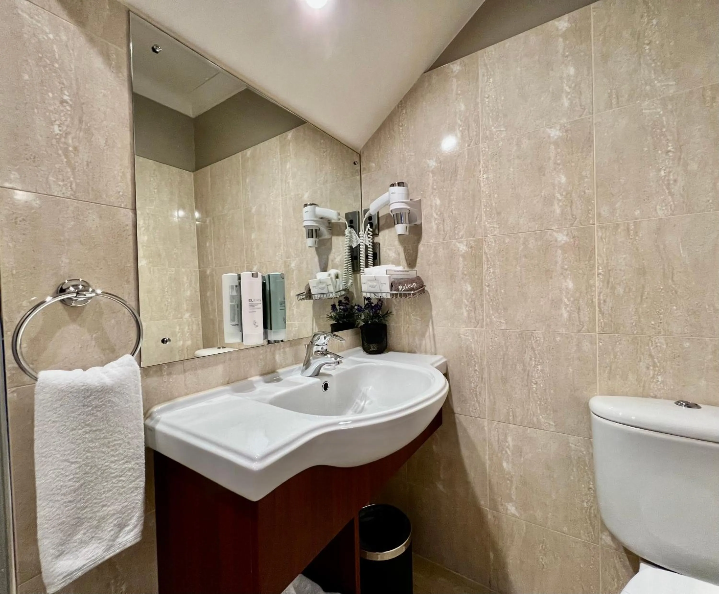 Shower in Quantum Lodge Motor Inn