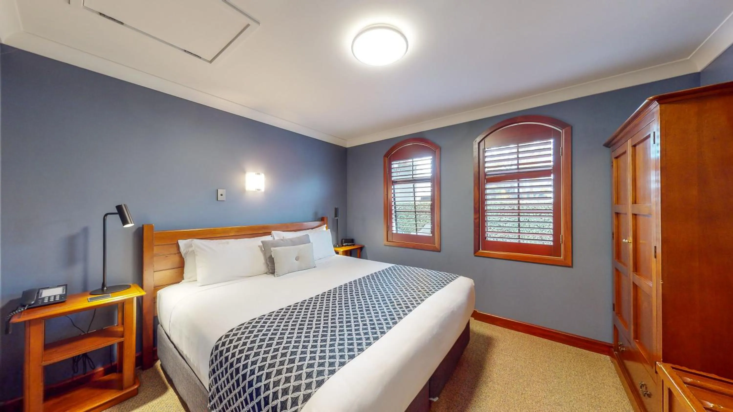 Bed in Quantum Lodge Motor Inn