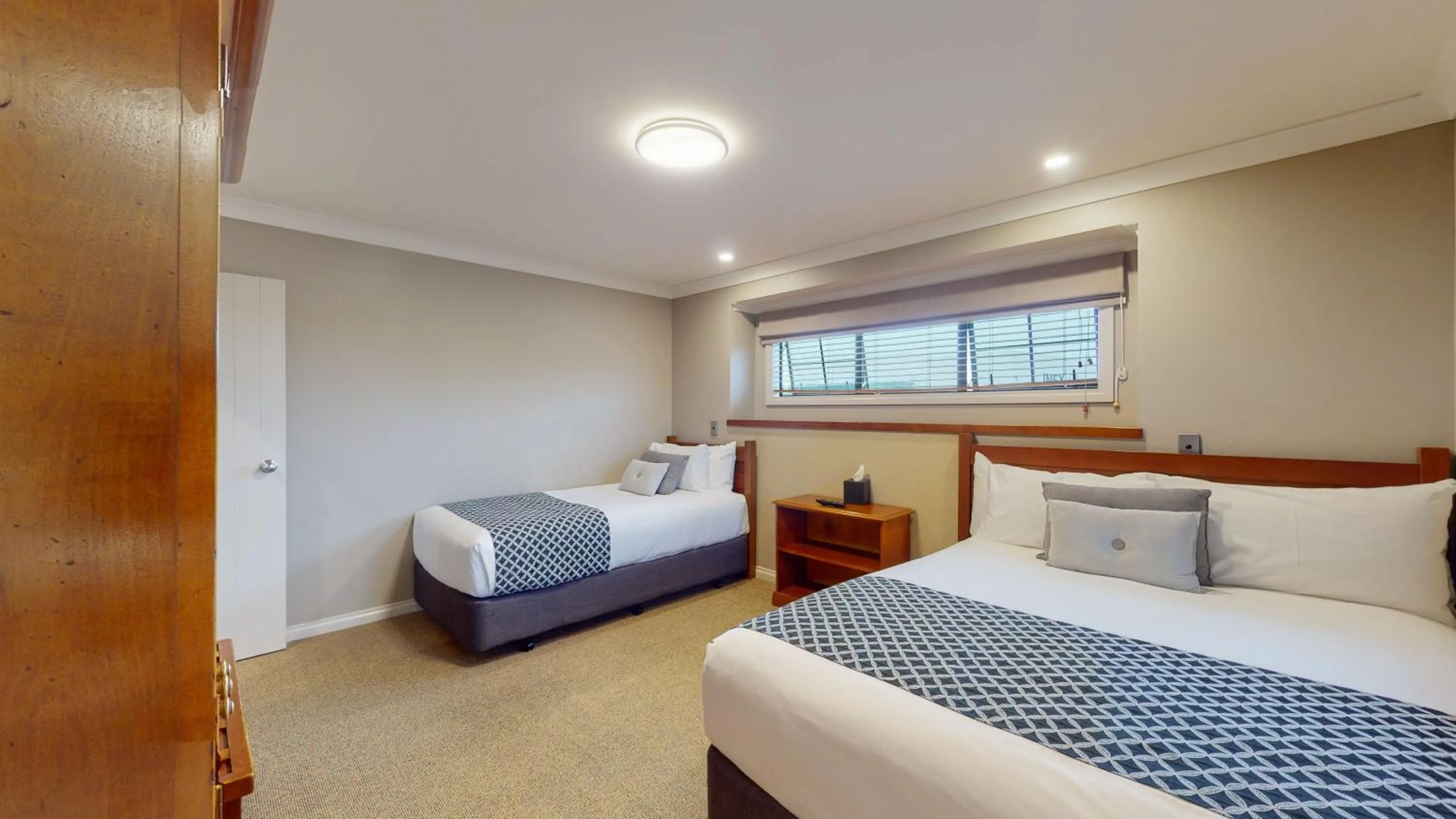 Bed in Quantum Lodge Motor Inn