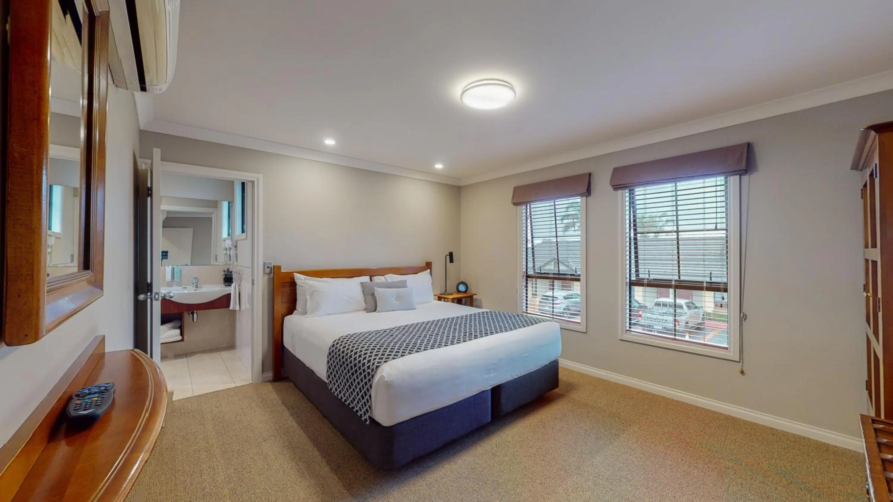 Bed in Quantum Lodge Motor Inn