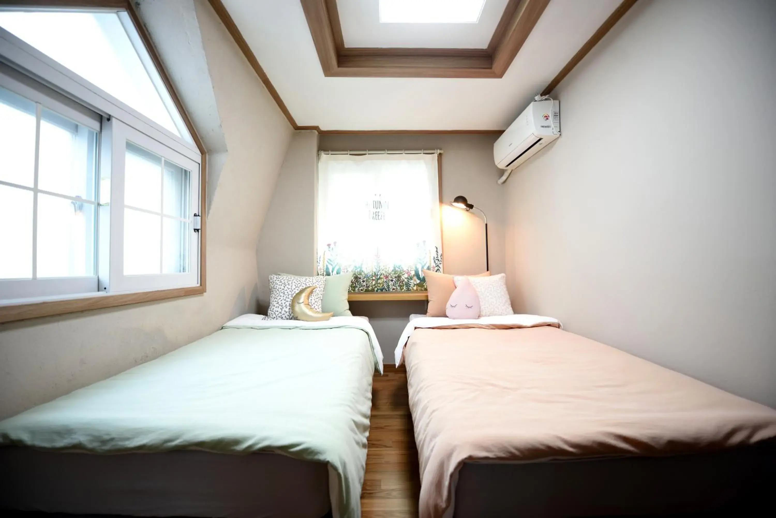 Twin Room with City View - single occupancy in The One Hostel Hongdae in Seoul - Foreigner Only Twin Room with City View - single occupancy in The One Hostel Hongdae in Seoul - Foreigner Only