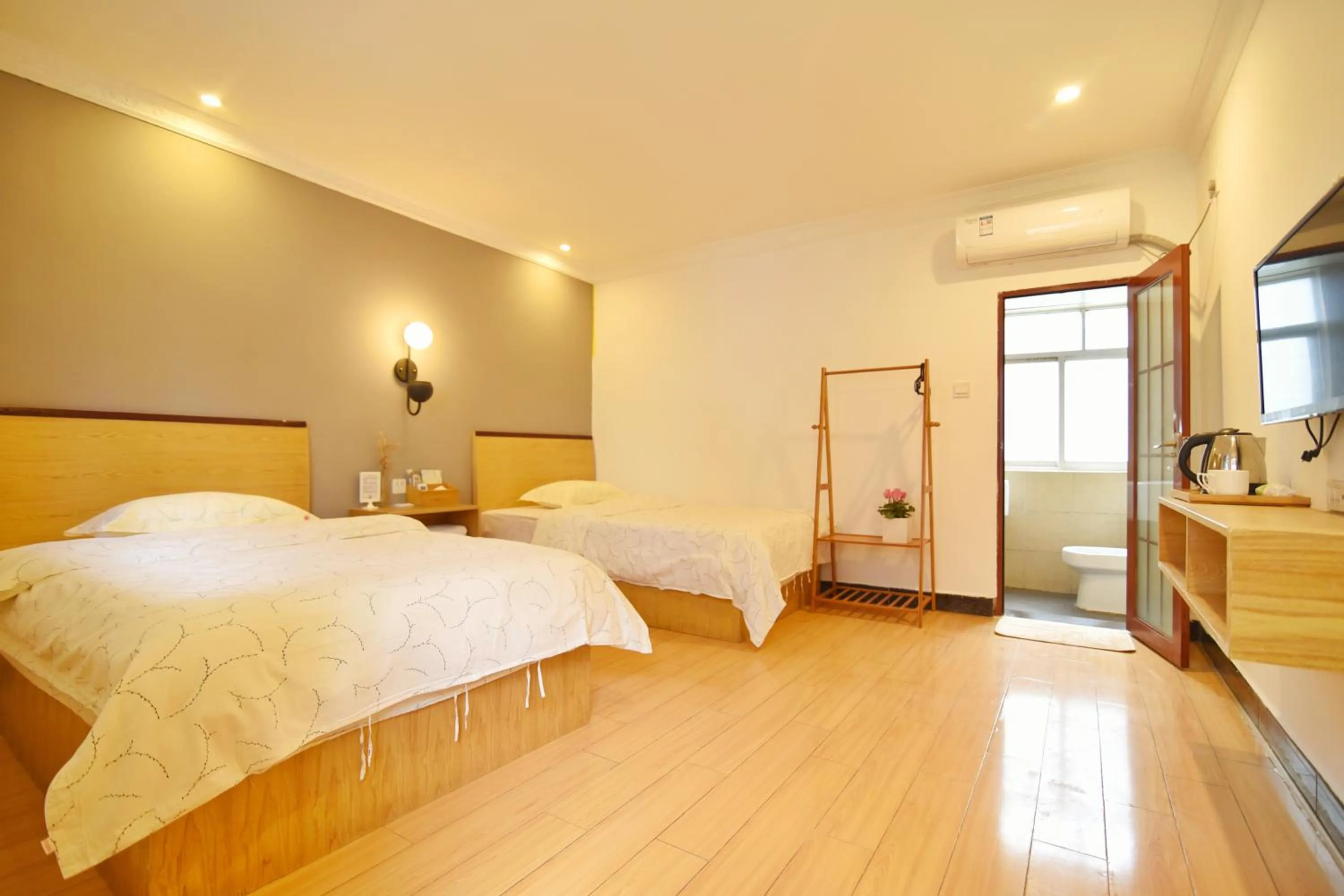 Photo of the whole room, Bed in Guilin Cyan Box Guest House