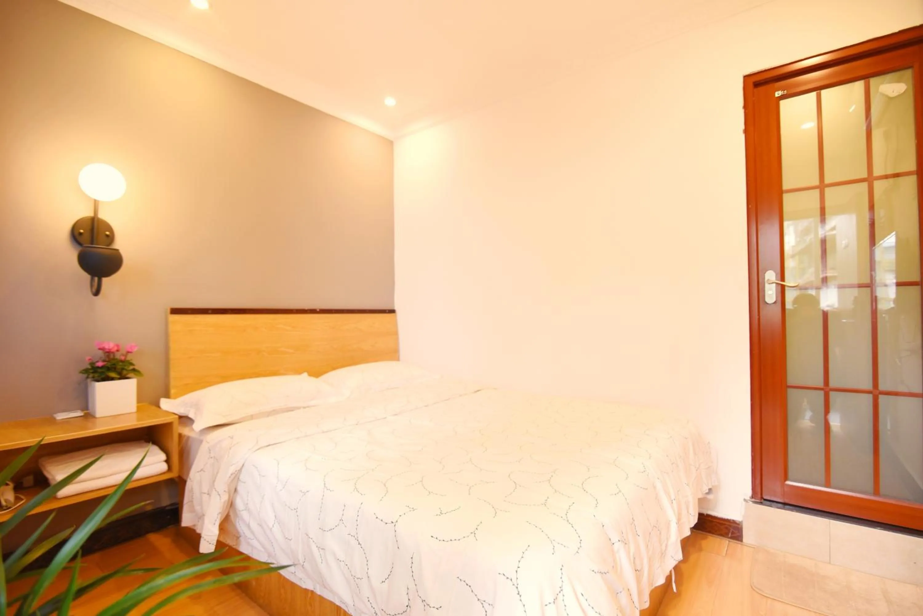 Photo of the whole room, Bed in Guilin Cyan Box Guest House