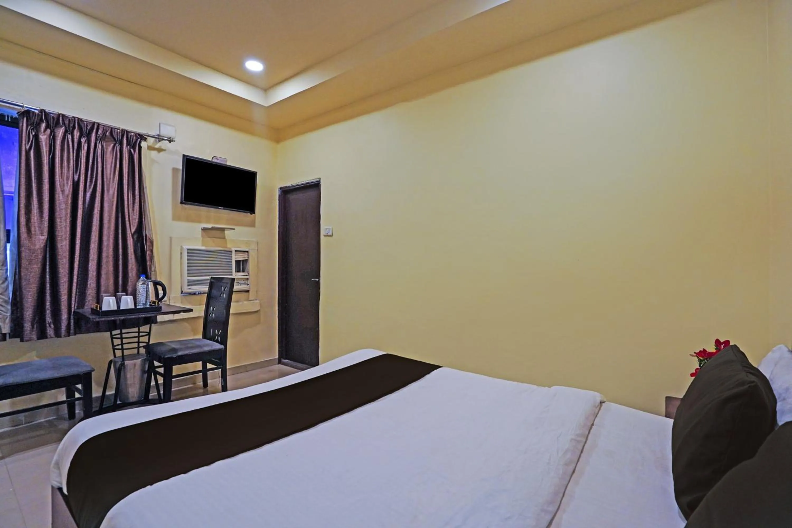 Bedroom in Hotel O Poonam Palace